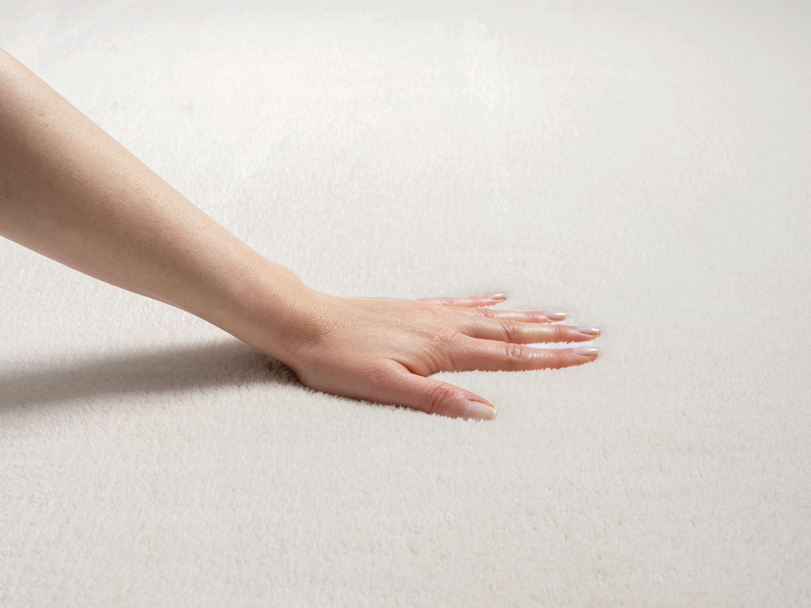             Modieus hoogpolig tapijt in crème - 170 x 120 cm
        