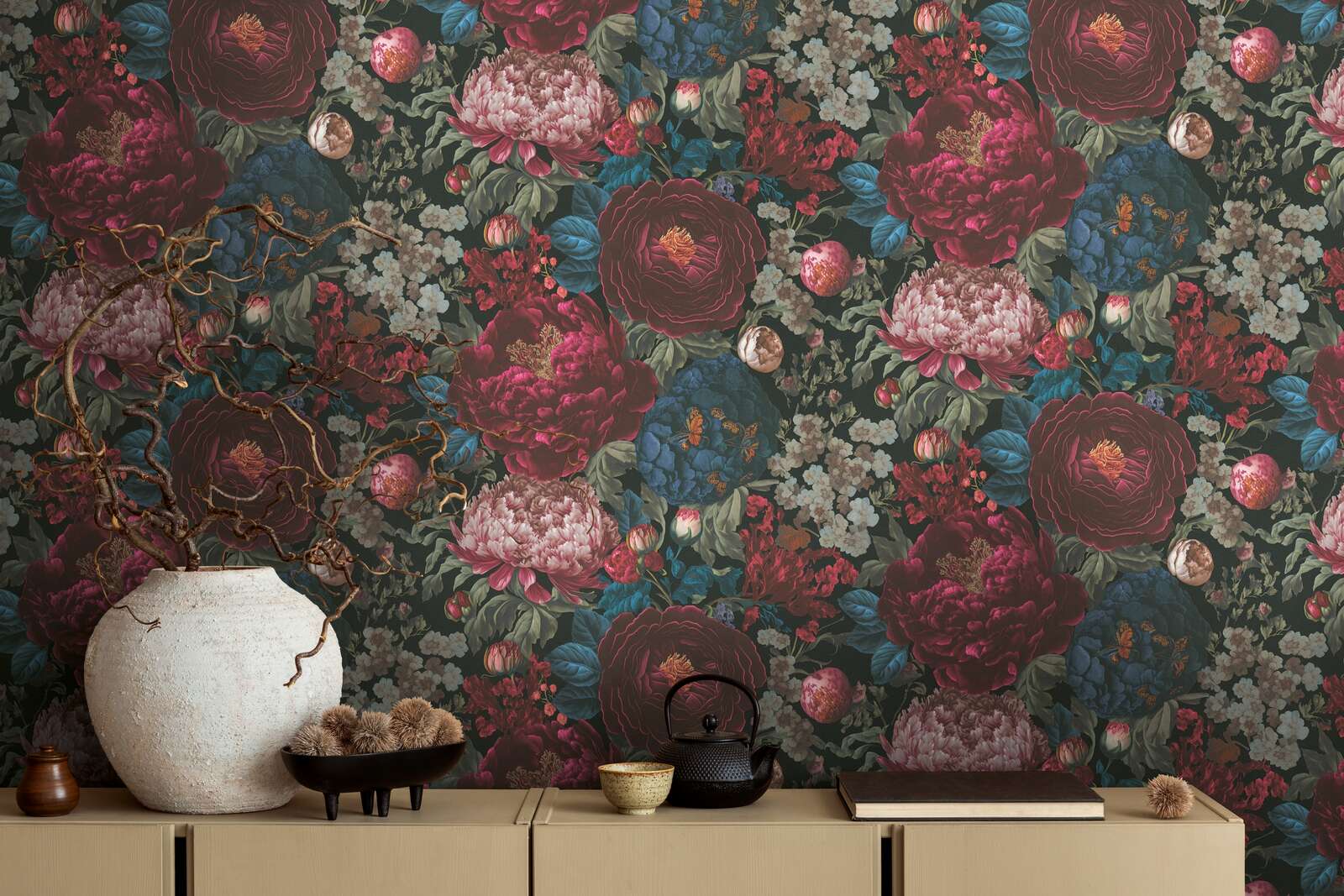             Opulento papel pintado no tejido con un magnífico motivo floral - rojo, azul, negro
        