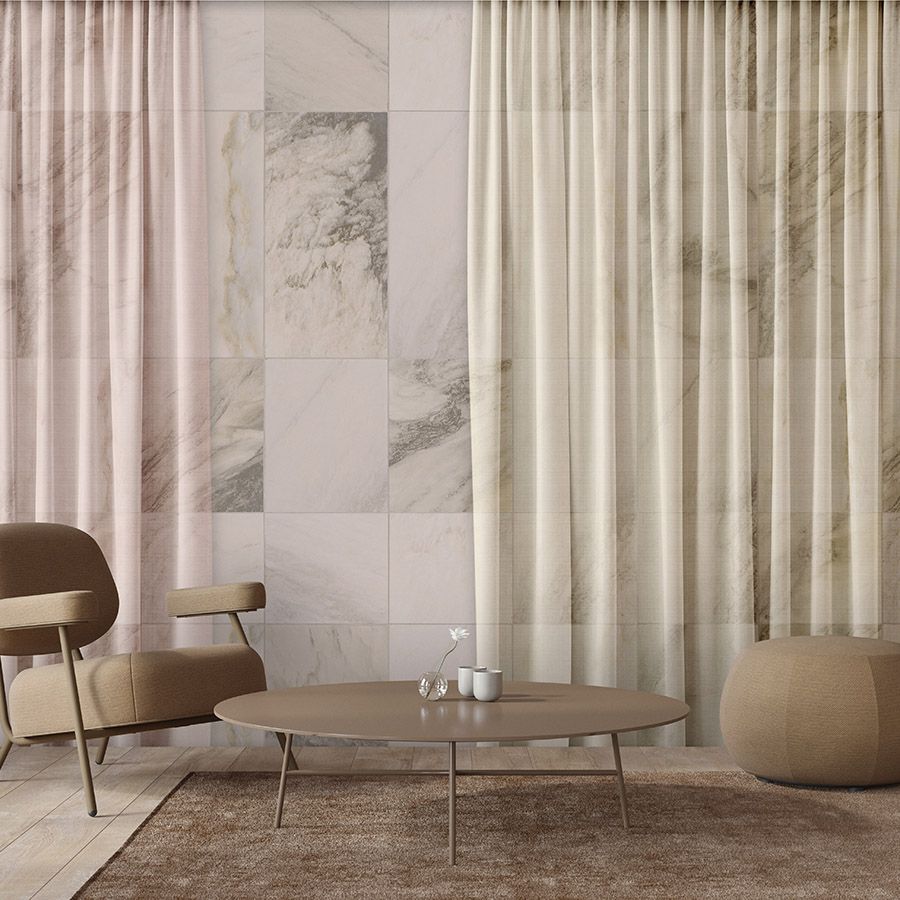 Digital behang »nova 3« - Subtiel vallende gordijnen voor een beige marmeren muur - Gladde, licht parelmoerachtige vliesstof
