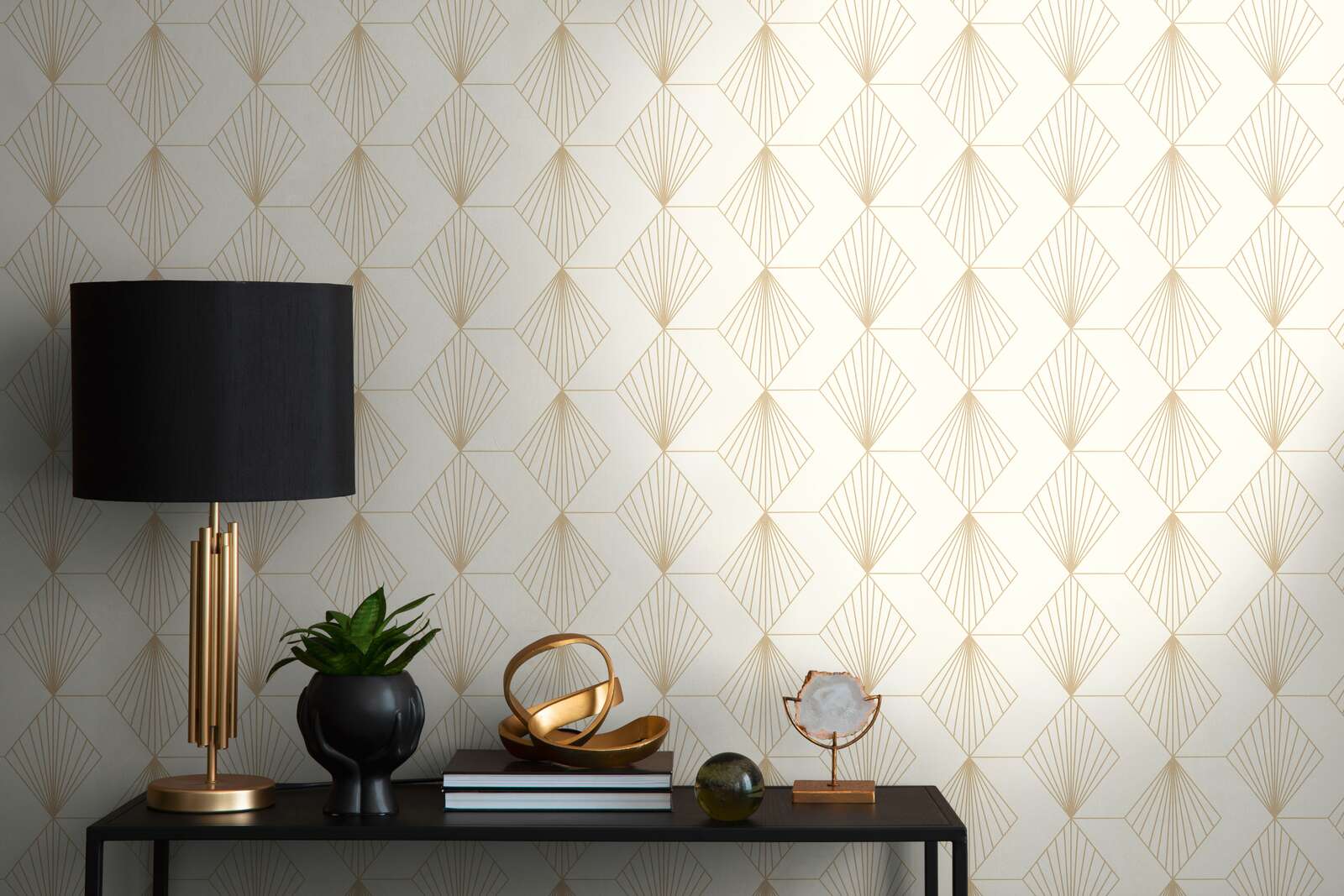             Papel pintado gráfico de tejido-no-tejido con un glamuroso diseño Art Déco - blanco, dorado
        