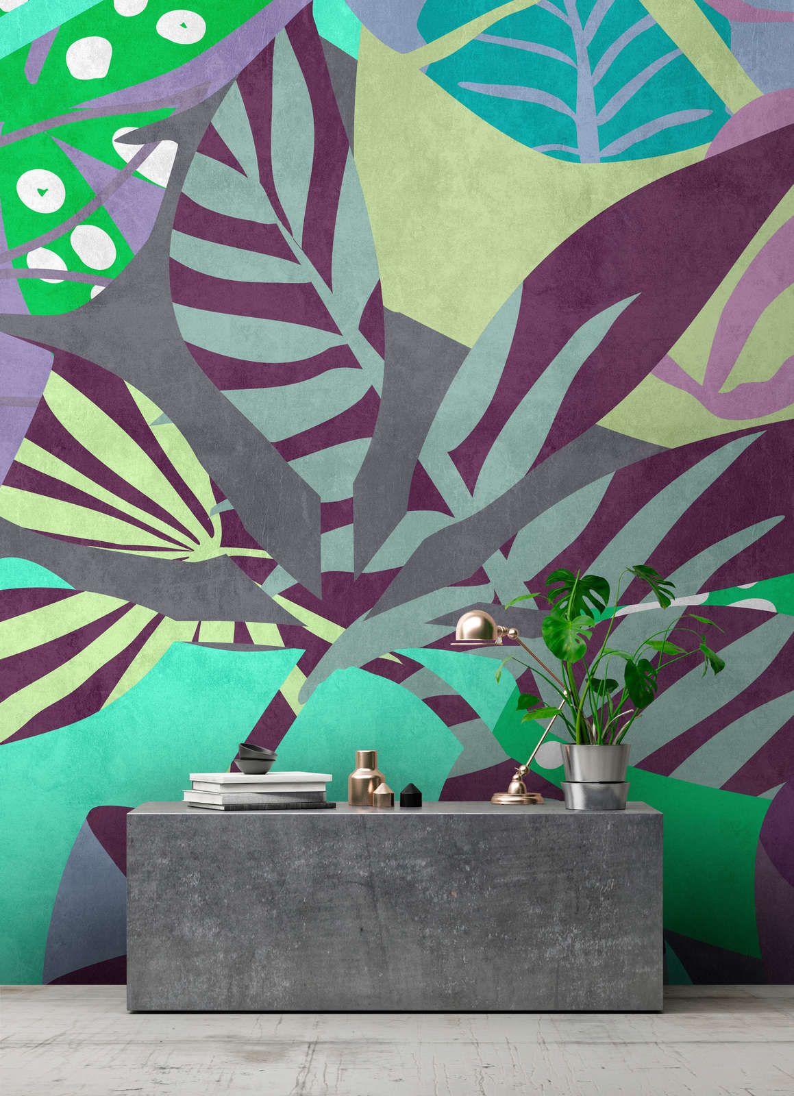            Digital behang »anais 2« - Abstracte bladeren op betonnen pleisterstructuur - Paars, Groen | Glad, licht parelmoerachtig vlies
        