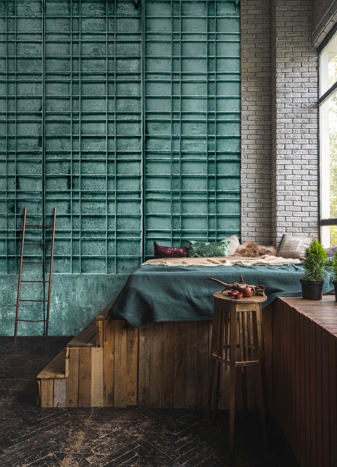             Digital behang »bangalore« - Close-up van een petrolkleurig metalen hek met rechthoekige decoraties - Gladde, licht parelmoerachtige non-woven stof
        
