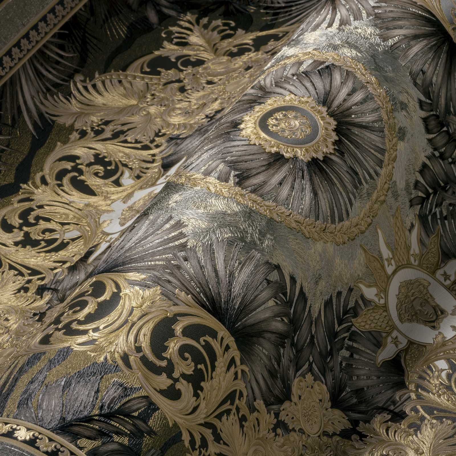             Papier peint métallique VERSACE au design opulent - noir
        