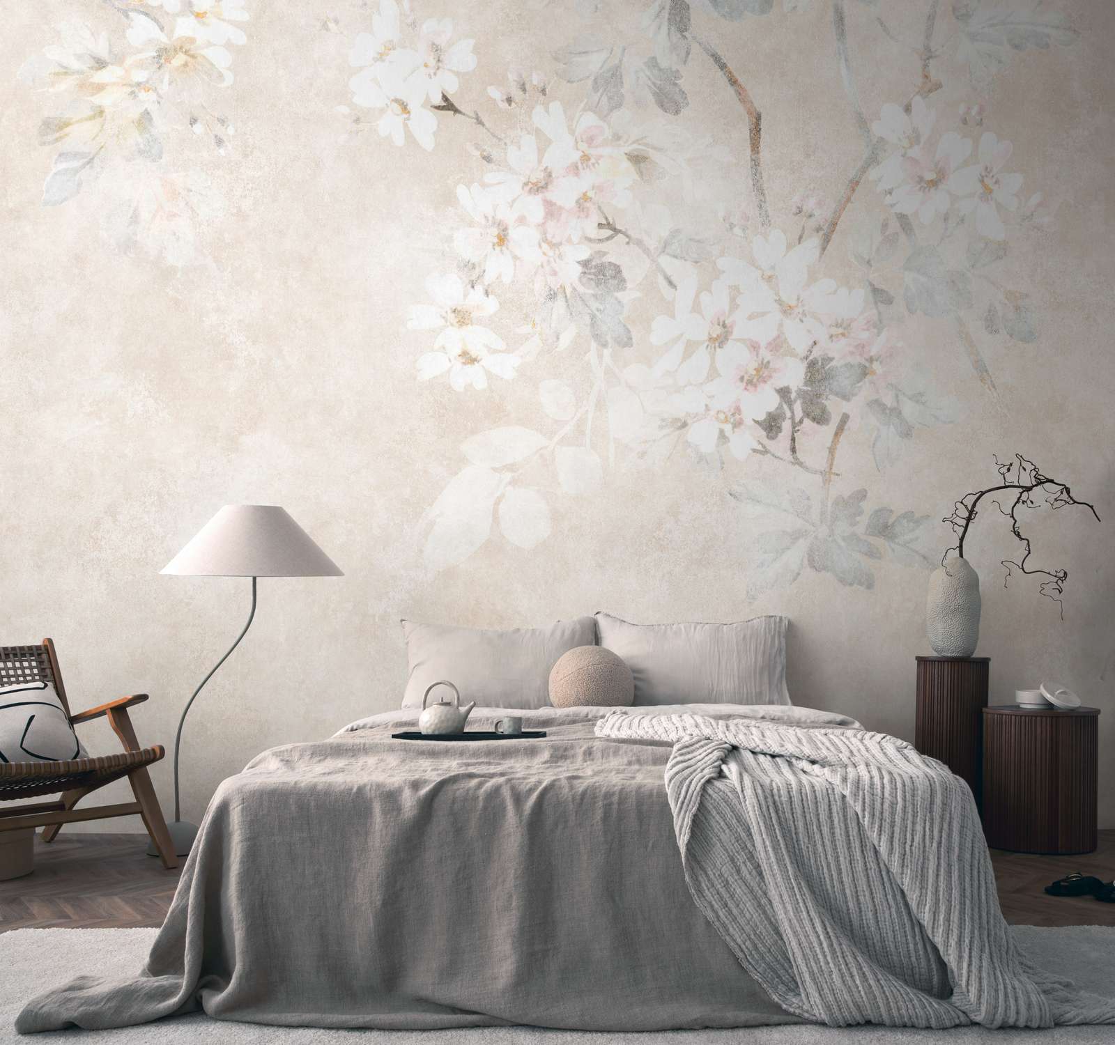             Sutil mural de papel pintado floral en un diseño vintage deslavado como papel pintado no tejido - beige, crema, gris
        