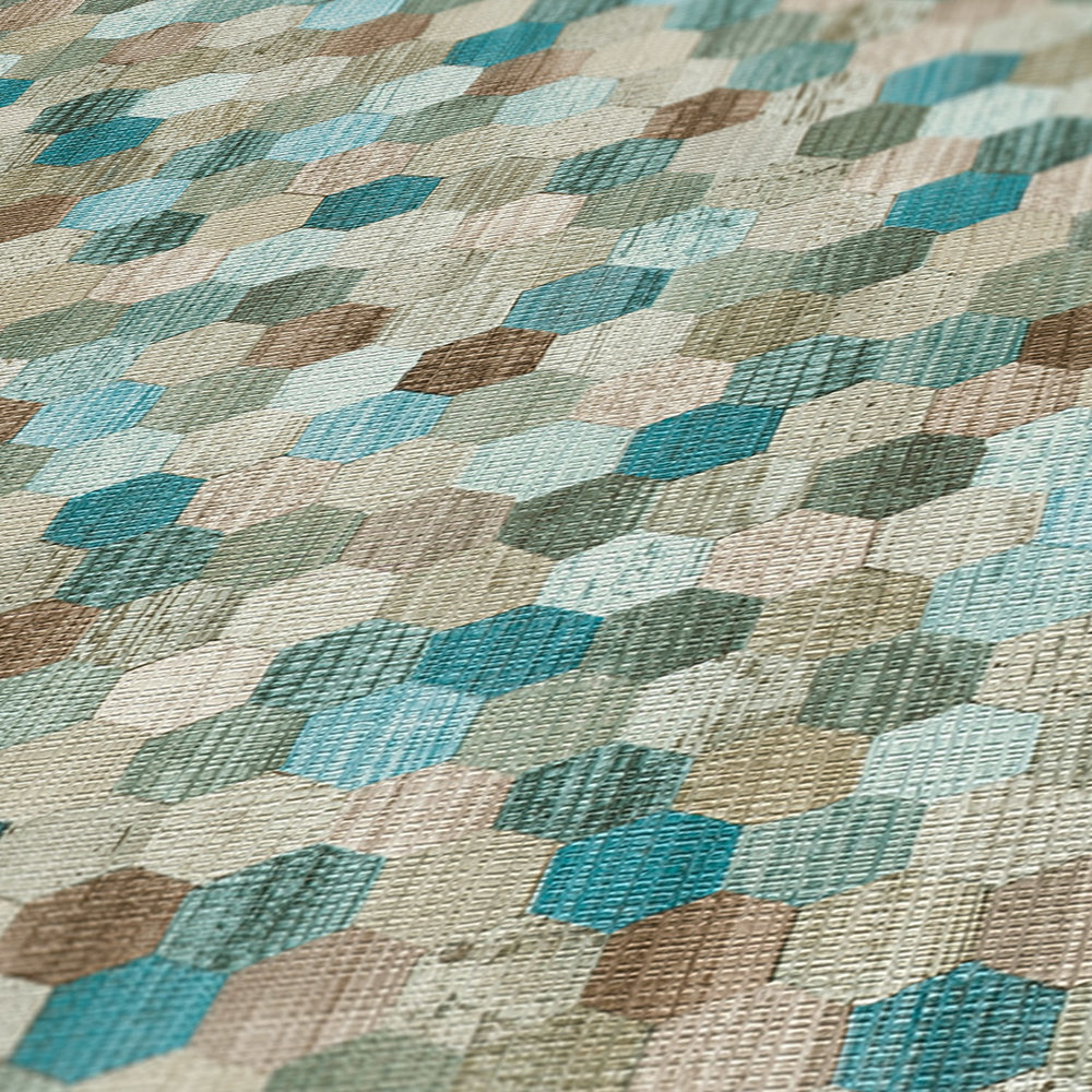             Kleurrijk vliesbehang met geometrisch hexagonaal mozaïek - blauw, beige, groen
        