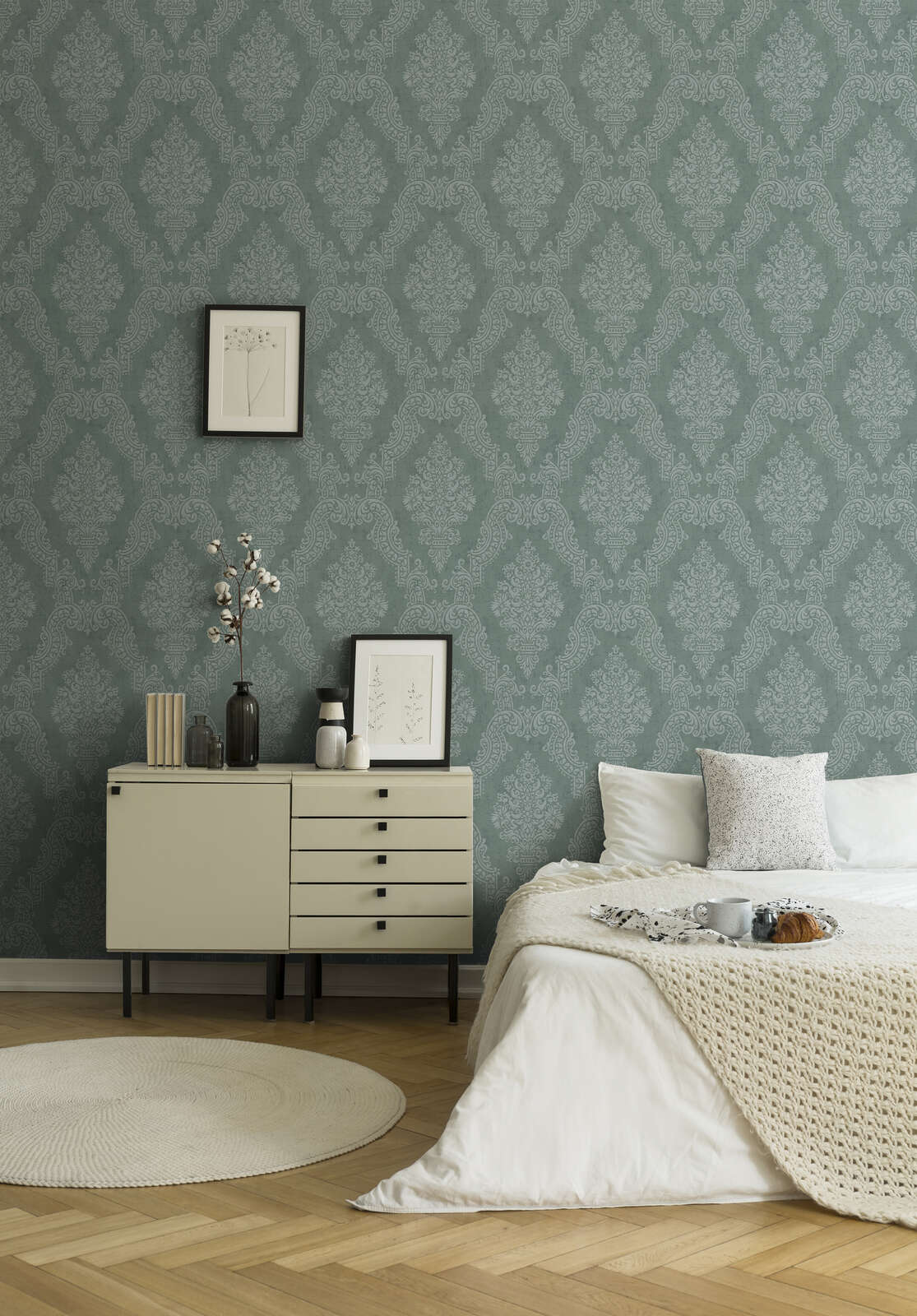             Non-woven wallpaper in baroque design with glitter effect - green, dark green
        