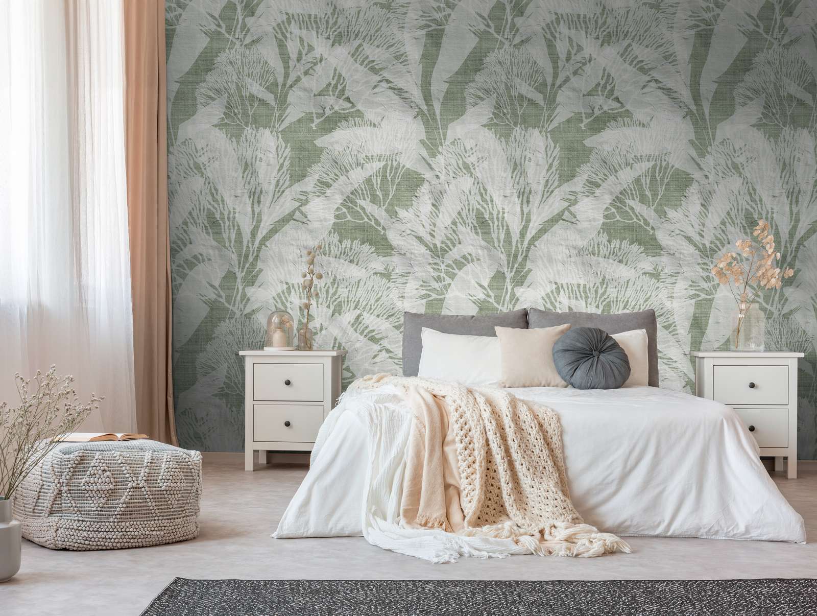             Non-woven wallpaper with palm leaves in an elegant linen look and large-scale pattern repetition - green, white
        