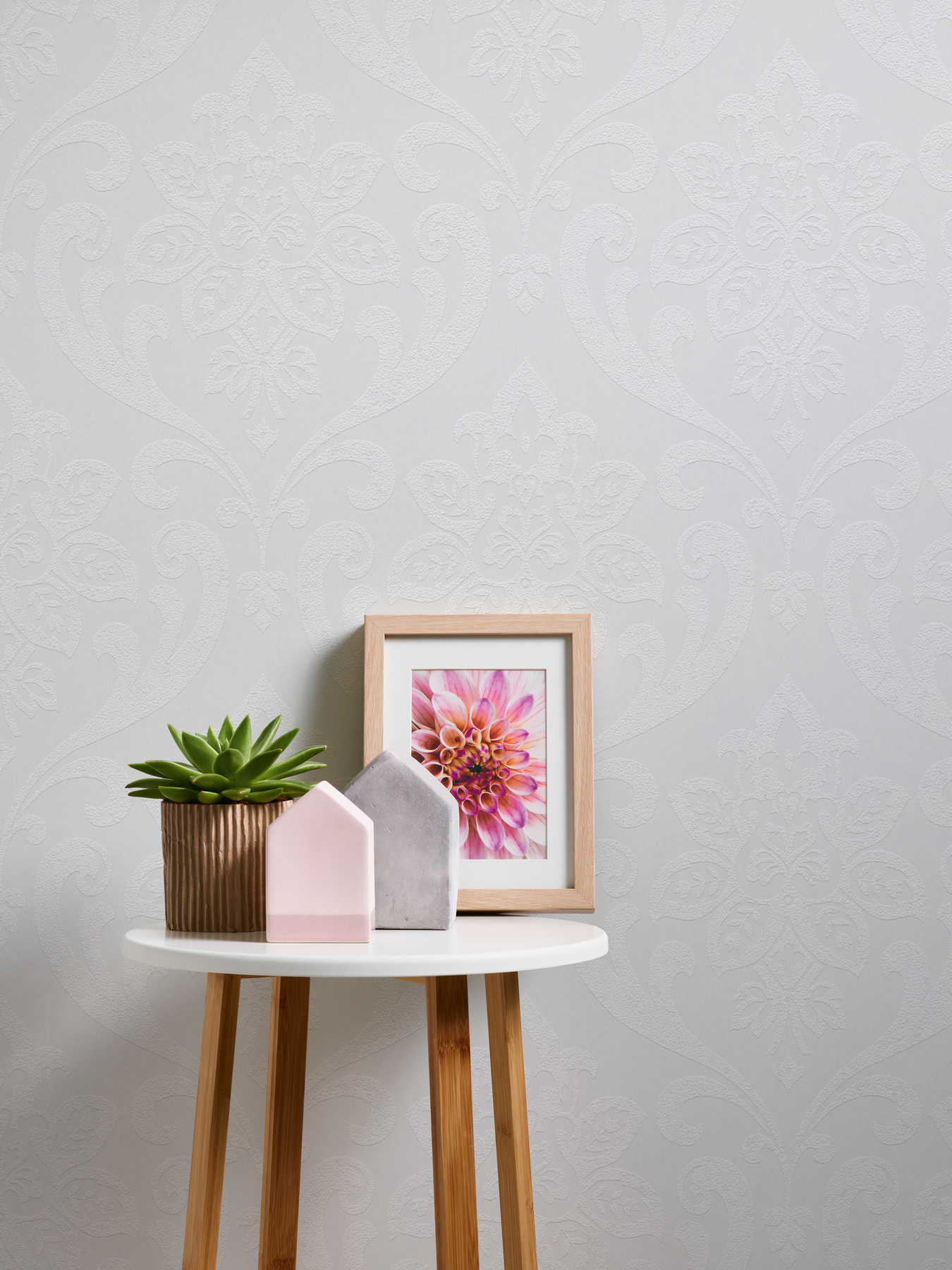             Non-woven wallpaper paintable with floral ornament design
        