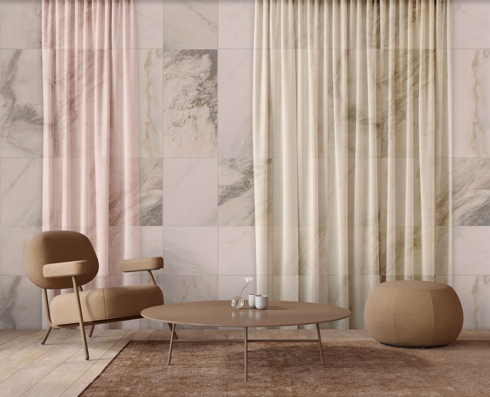             Digital behang »nova 3« - Subtiel vallende gordijnen voor een beige marmeren muur - Gladde, licht parelmoerachtige vliesstof
        