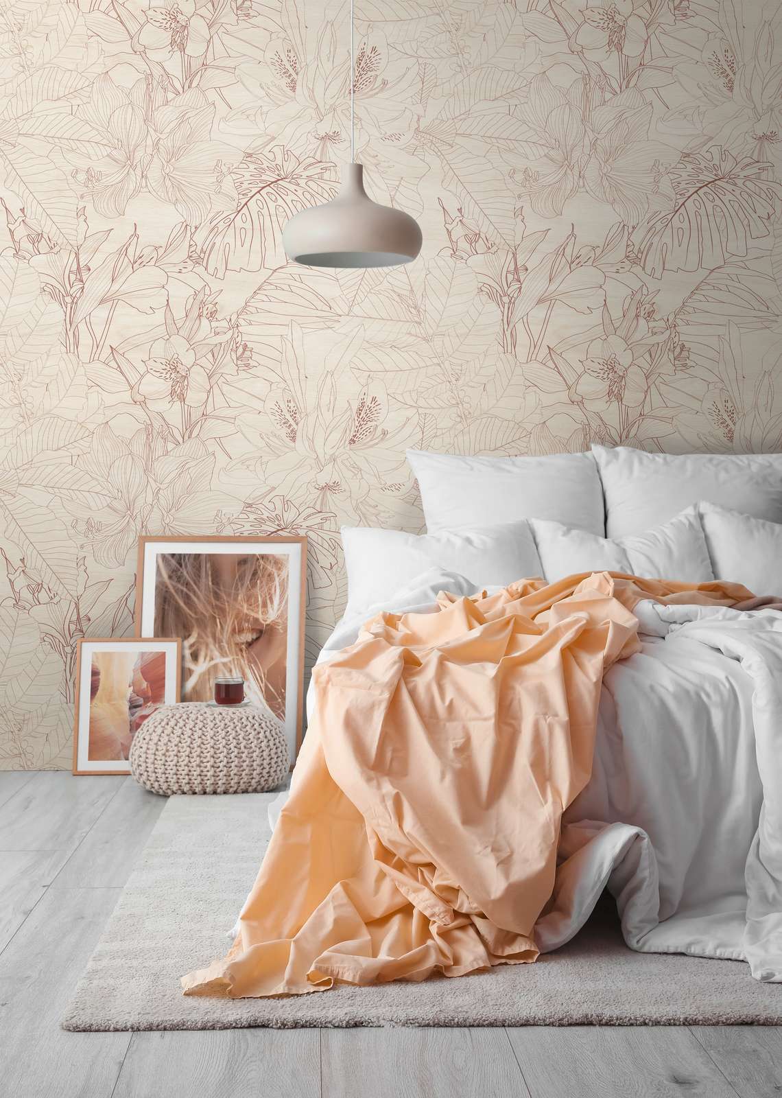             Sutil papel pintado tejido-no tejido selvático con flores y hojas de palmera esbozadas y una repetición de motivos a gran escala - beige, crema, marrón
        