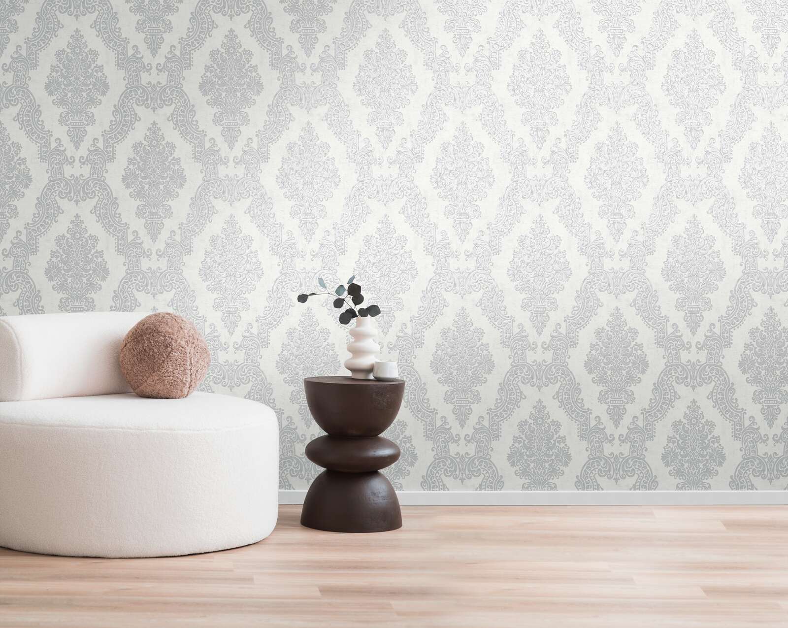             Non-woven wallpaper in baroque style with glittering details - white, grey
        