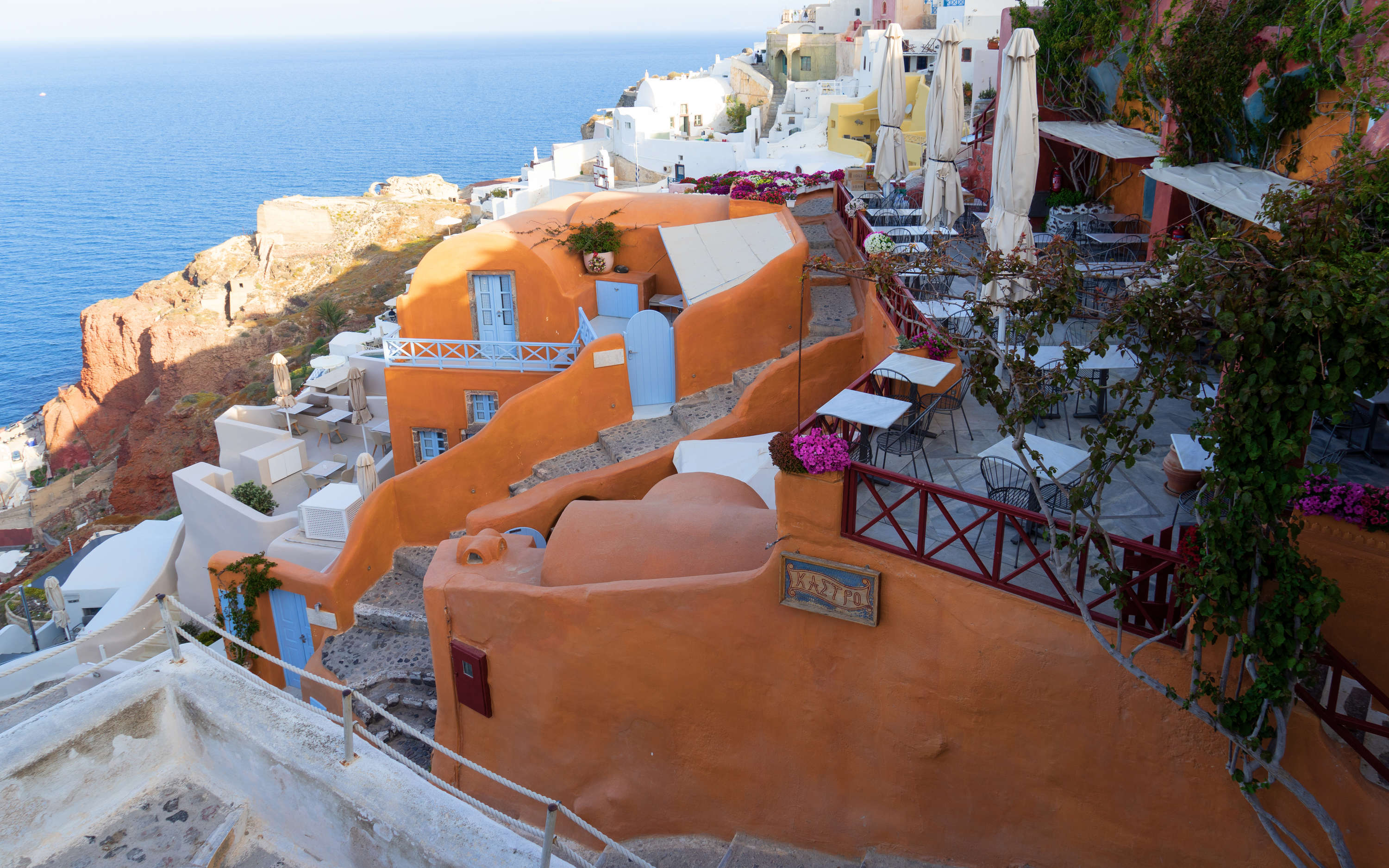             Papier peint terrasse sur la côte de Santorin - Premium intissé lisse
        