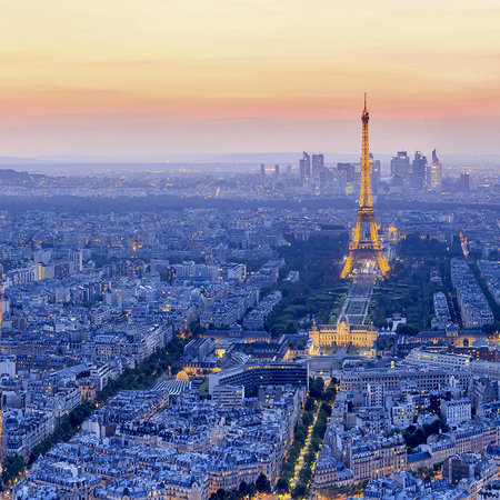 Il murale di Parigi illumina la metropoli all'alba
