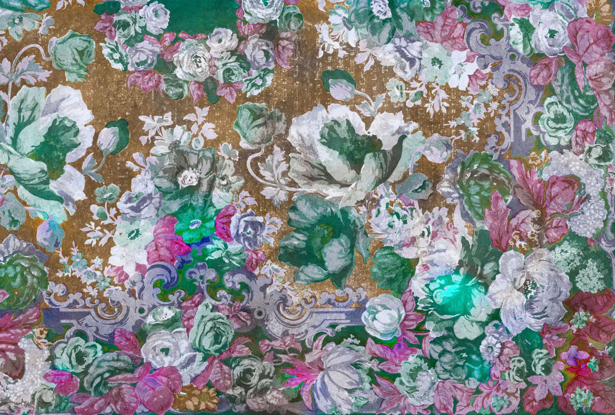             Digital behang »carmente 1« - Klassiek bloemenpatroon tegen een vintage pleistertextuur - Bont | Gladde, licht parelmoerachtige vliesstof
        
