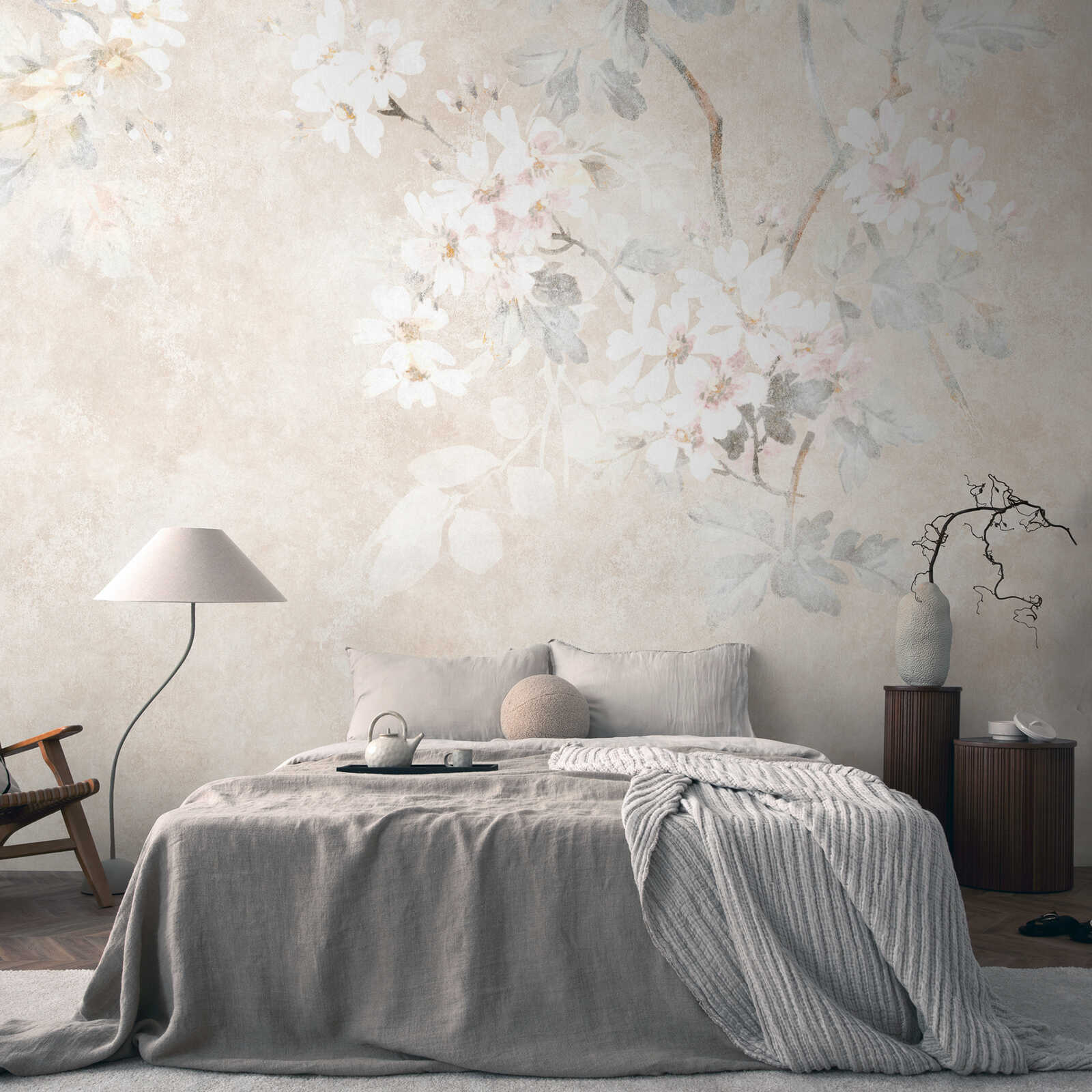             Sutil mural de papel pintado floral en un diseño vintage deslavado como papel pintado no tejido - beige, crema, gris
        