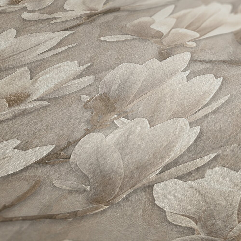             Non-woven wallpaper with all over magnolia floral motif print - beige, cream, white
        