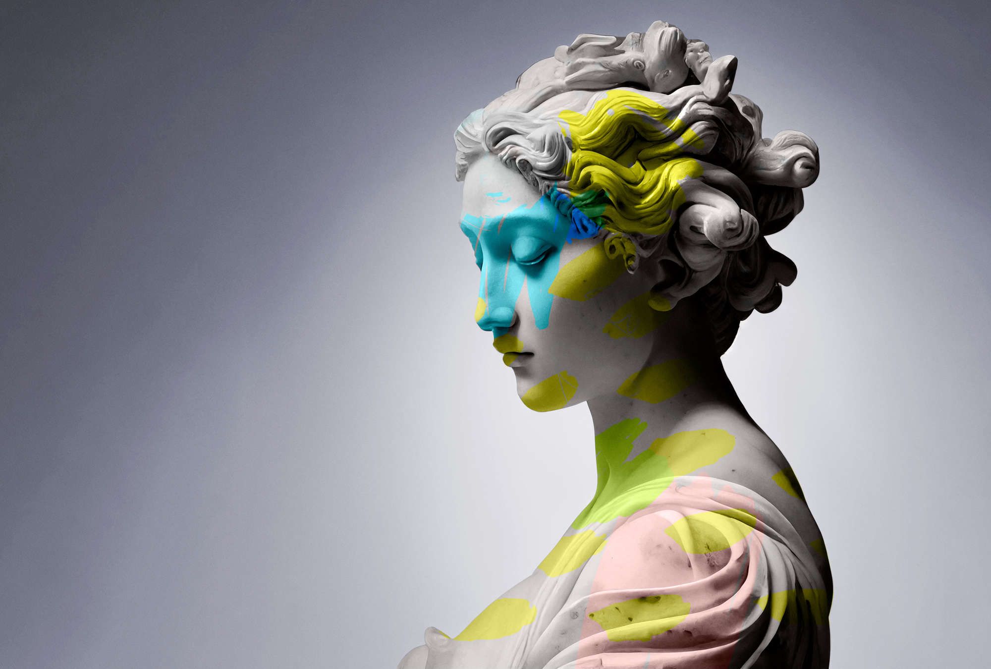             Digital behang »clio« - vrouwelijk beeld met kleurrijke accenten - Licht getextureerde vliesstof
        