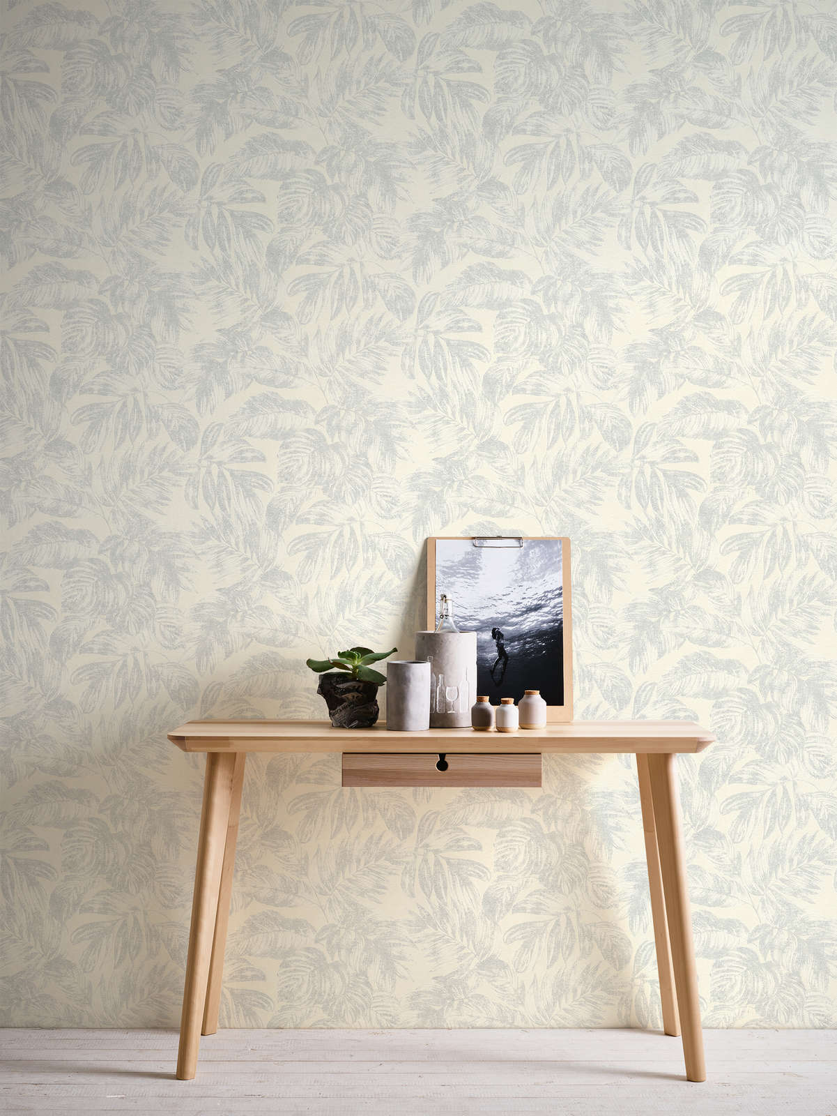             Papel pintado no tejido con estampado de hojas de selva en colores suaves - blanco, plata
        