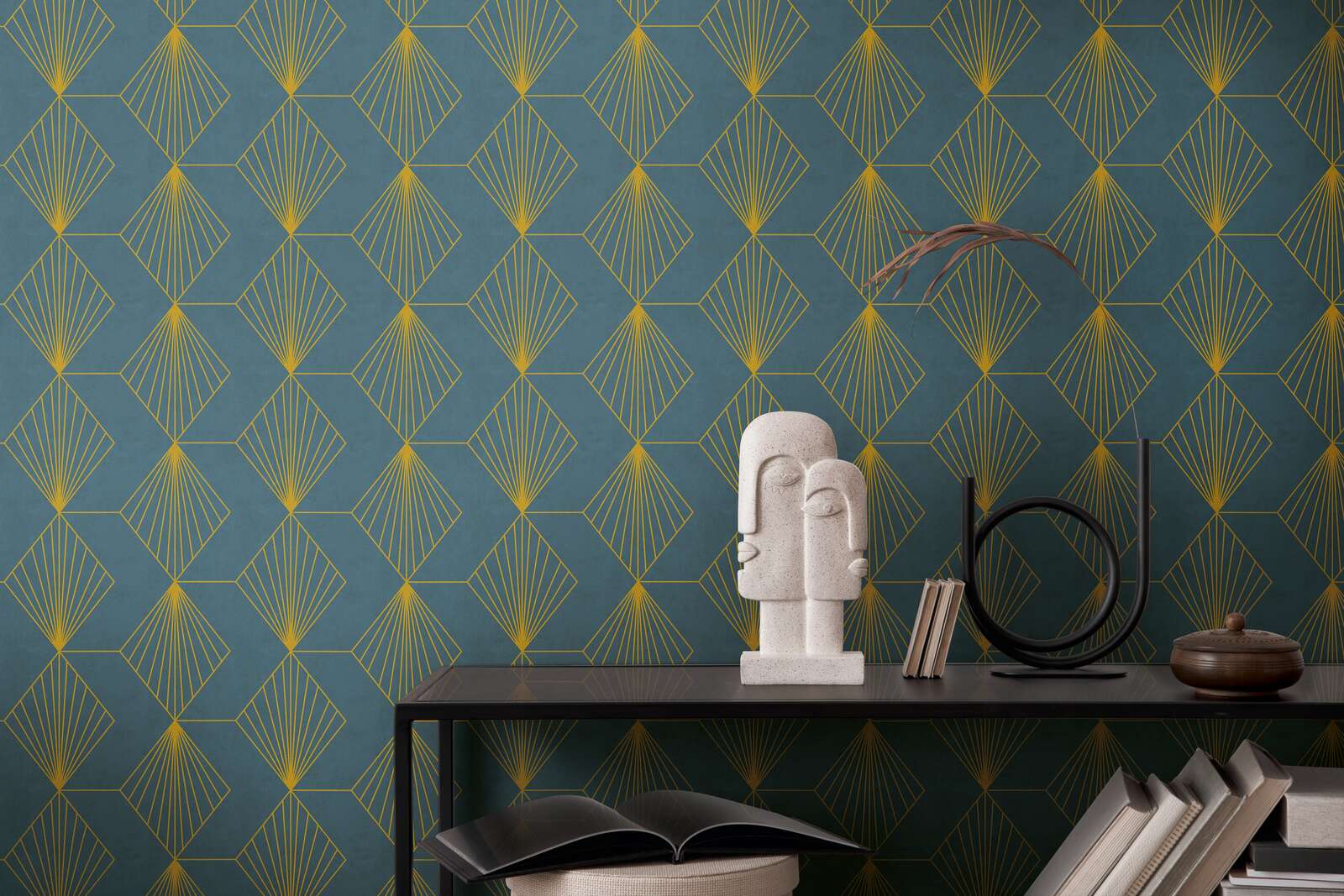             Design vliesbehang met grafisch patroon in Art Deco stijl - petrol, goud
        