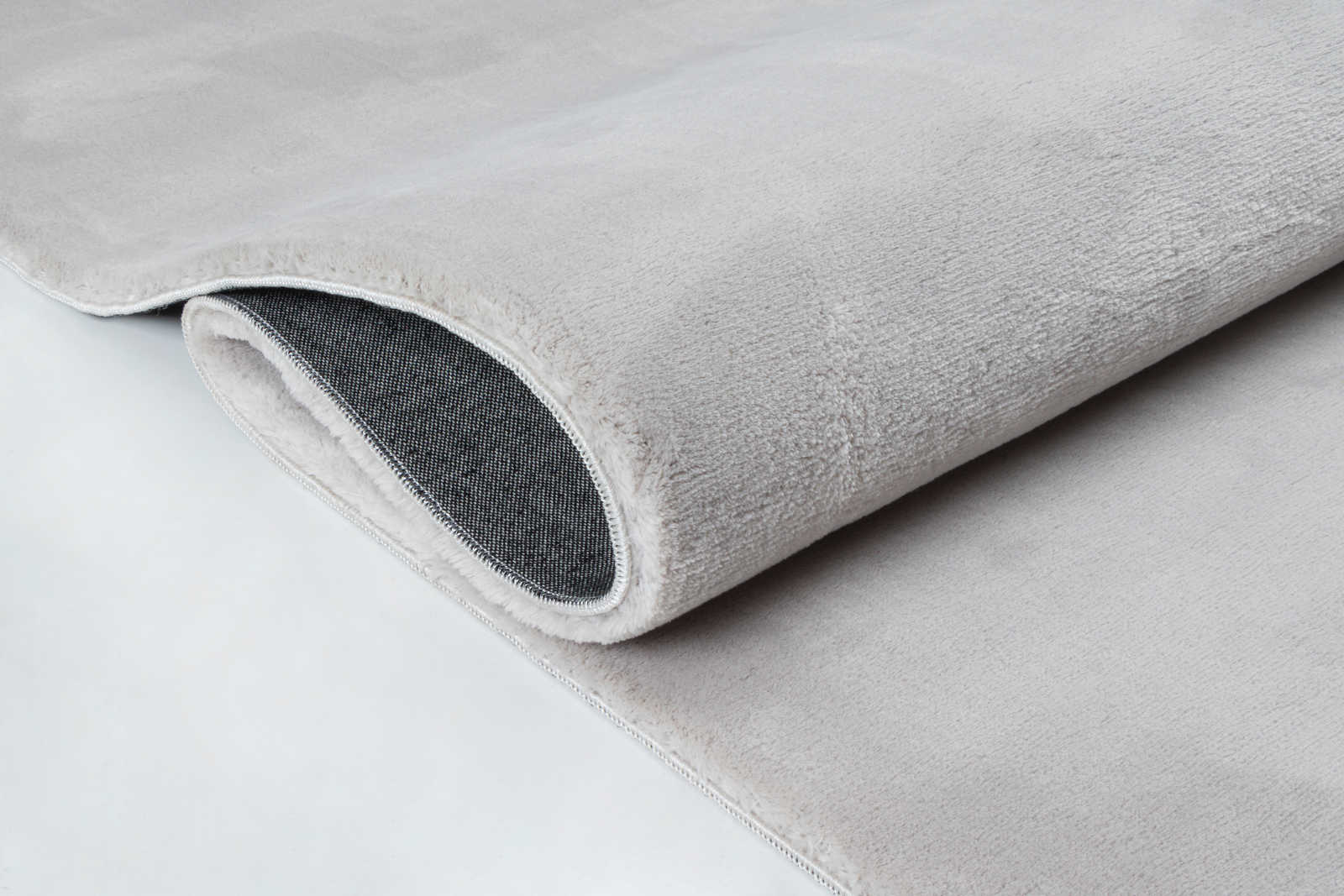             Cosy high pile carpet in soft grey - 150 x 80 cm
        