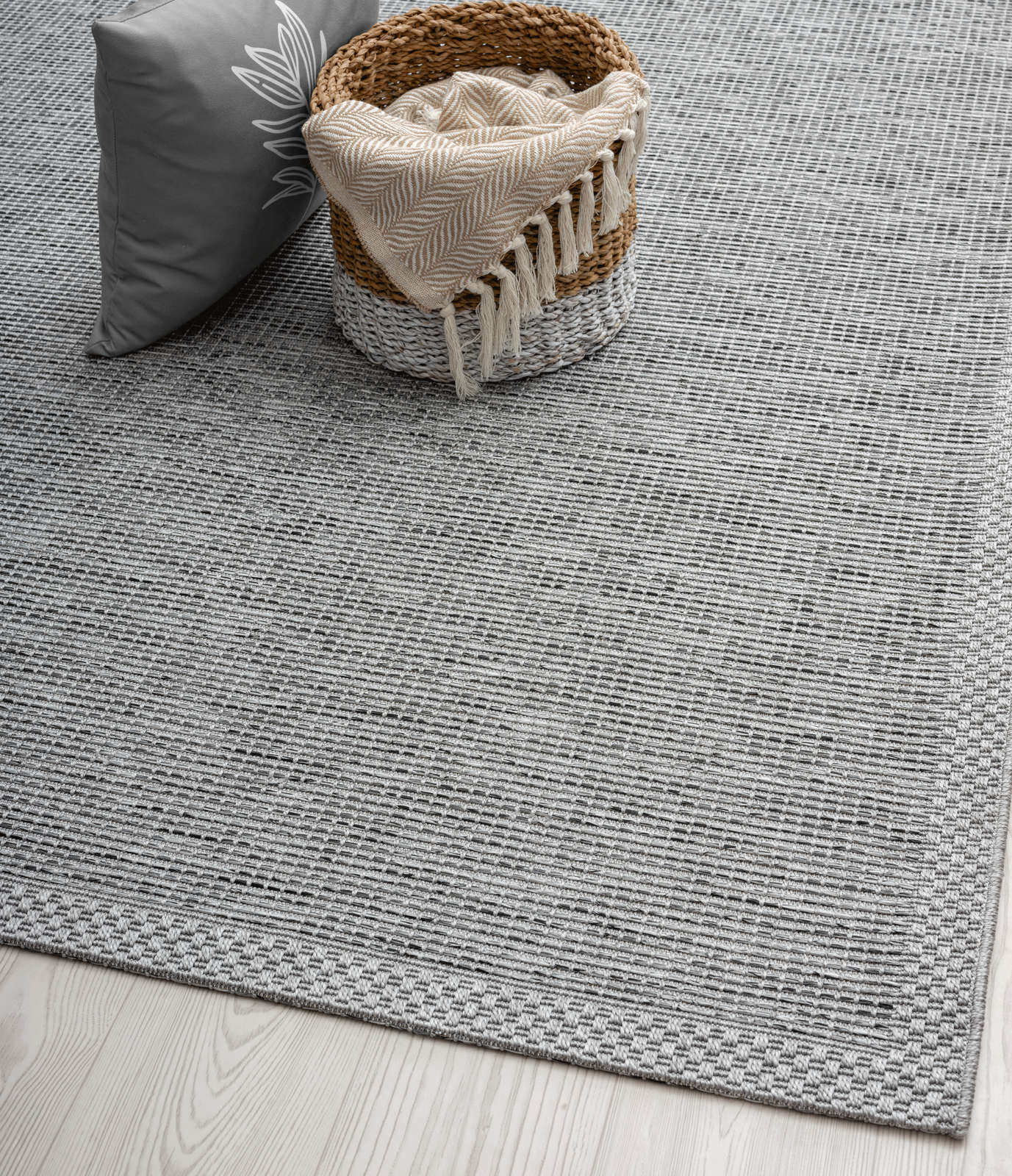             Simple Outdoor Rug in Grey - 200 x 140 cm
        