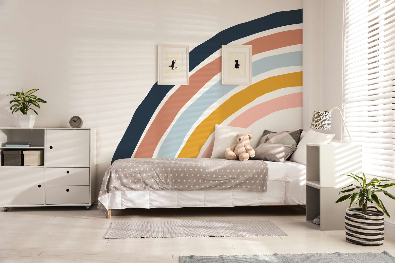             Mural para habitación infantil con arco iris pintado - Material sin tejer liso y ligeramente brillante
        