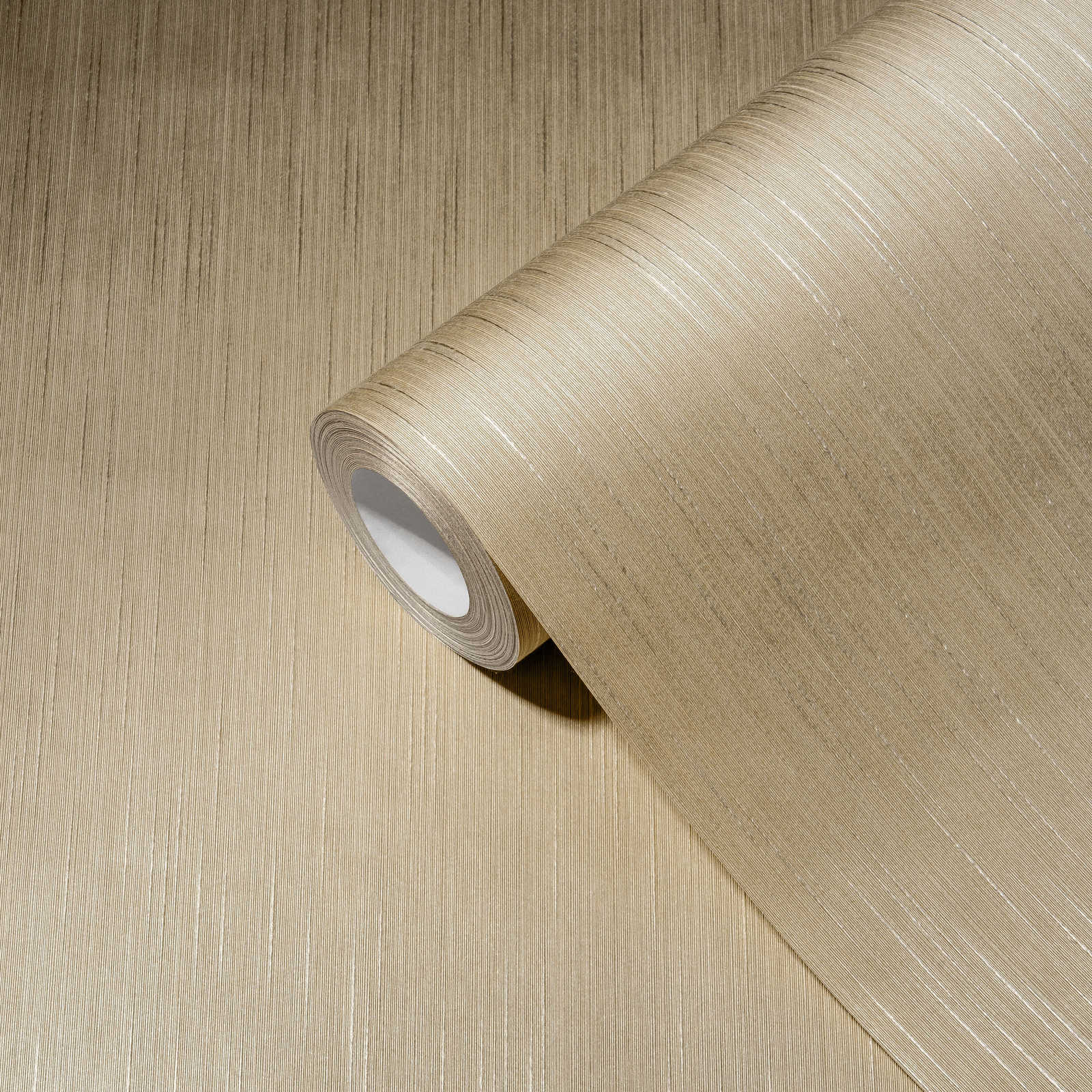             Papier peint beige sable avec motifs structurés
        