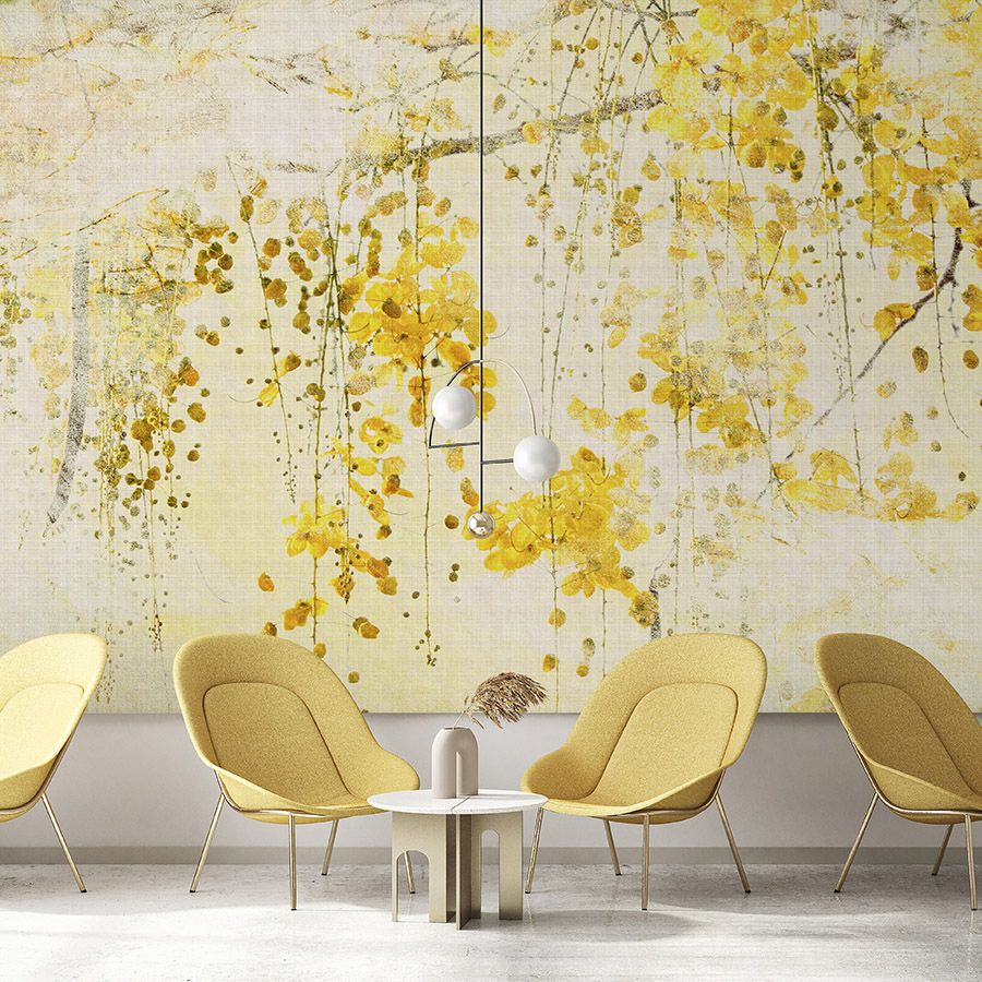 papier peint en papier panoramique »taiyo« - guirlande de fleurs avec structure en lin en arrière-plan - jaune | intissé légèrement structuré
