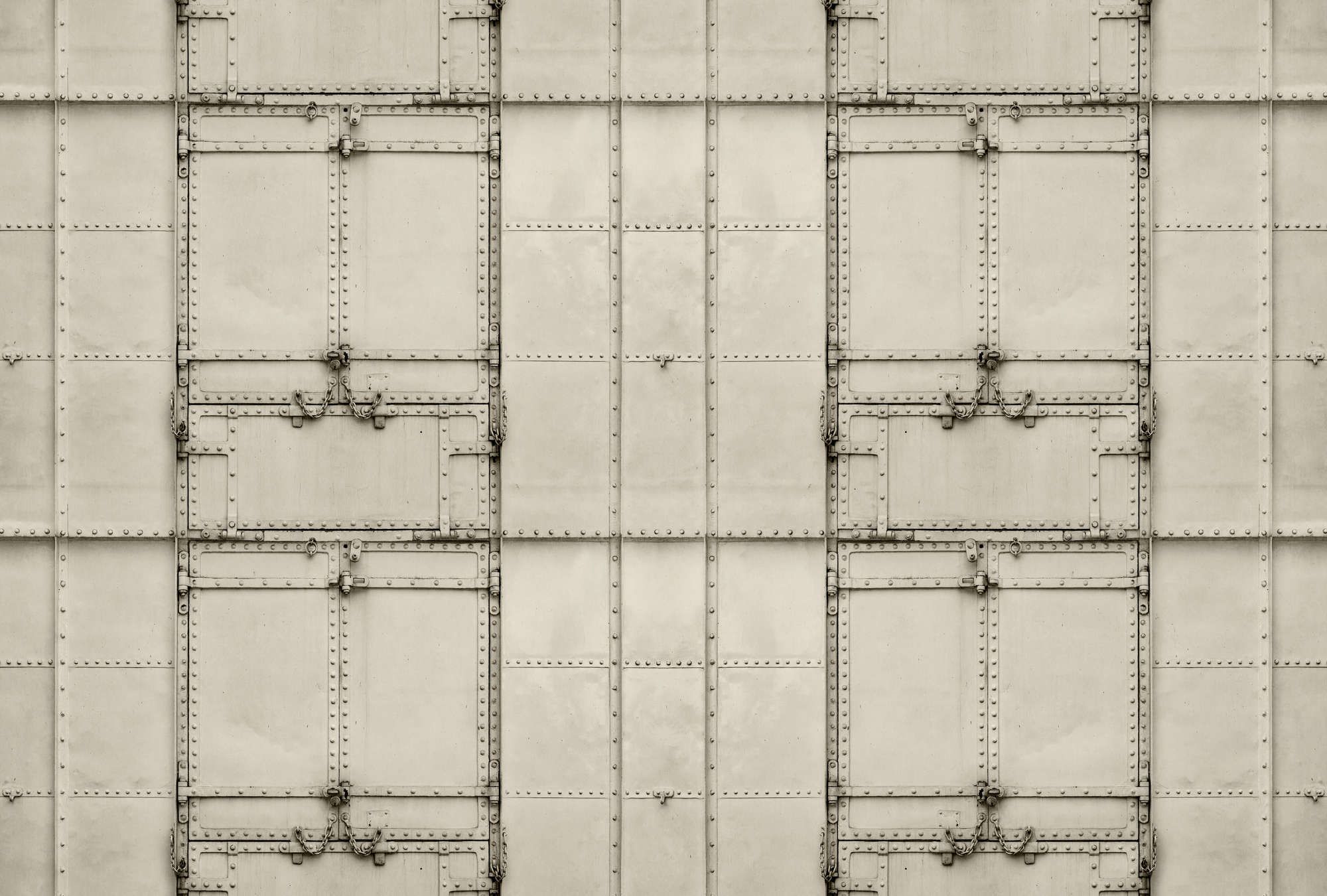             Fotomural »madurai« - Diseño patchwork con placas de metal con remaches y cadenas - Material sin tejer liso, ligeramente nacarado
        