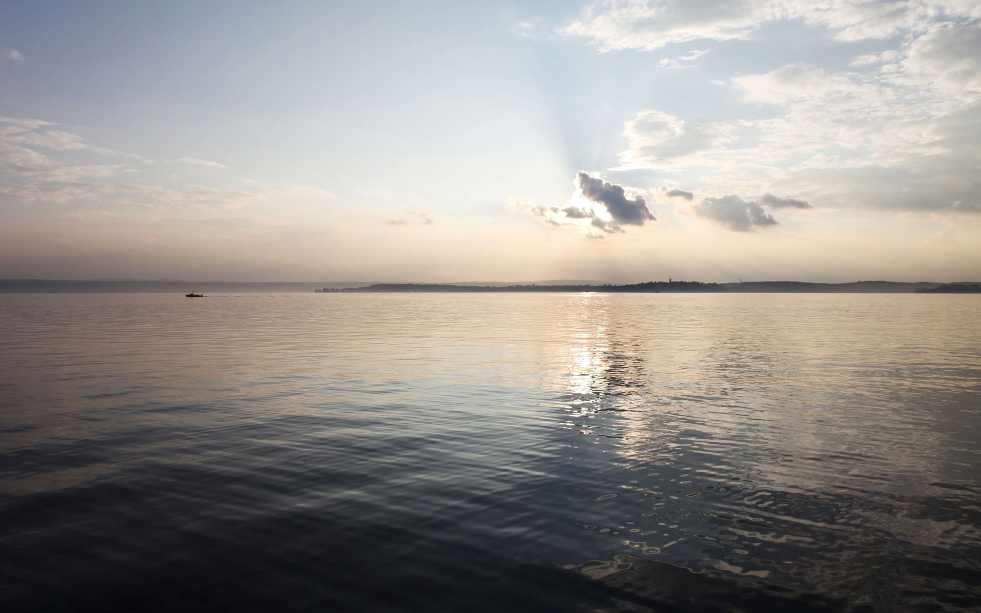             Fotomural amanecer en el lago - nácar liso
        