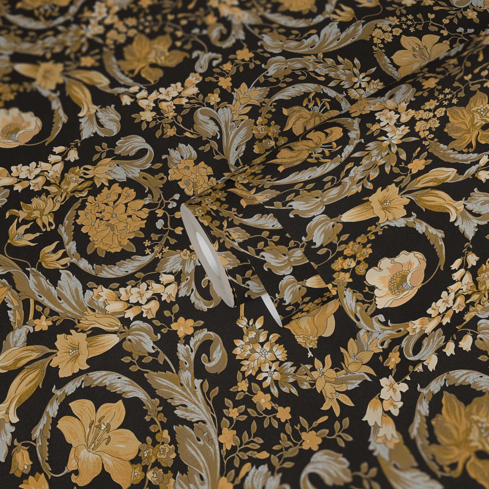             Papel pintado VERSACE negro con adorno floral dorado
        