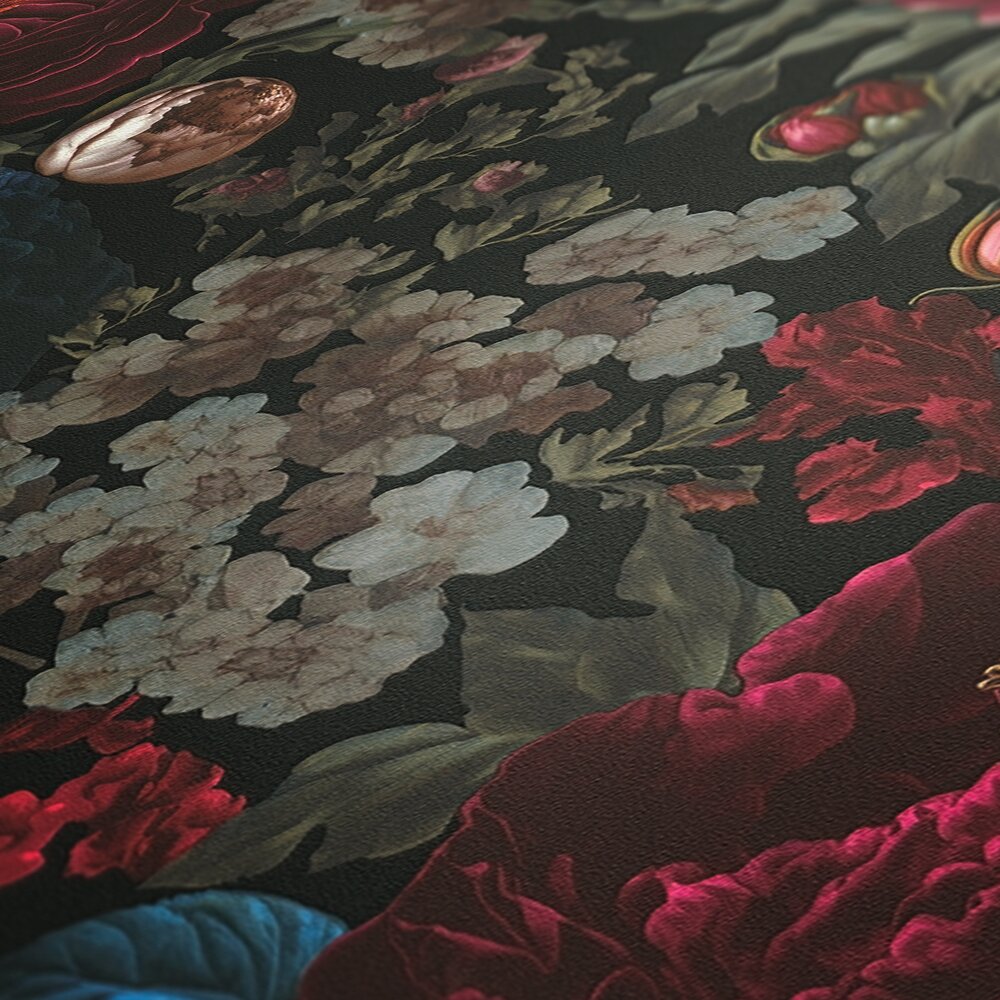             Opulento papel pintado no tejido con un magnífico motivo floral - rojo, azul, negro
        