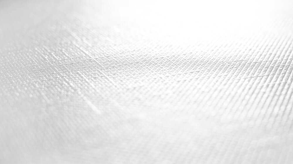             Papier peint blanc avec motif structuré d'aspect textile
        