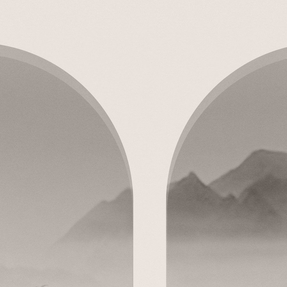             Fotomural »valle« - montañas y niebla en arcos - gris, blanco | tejido no tejido de textura ligera
        