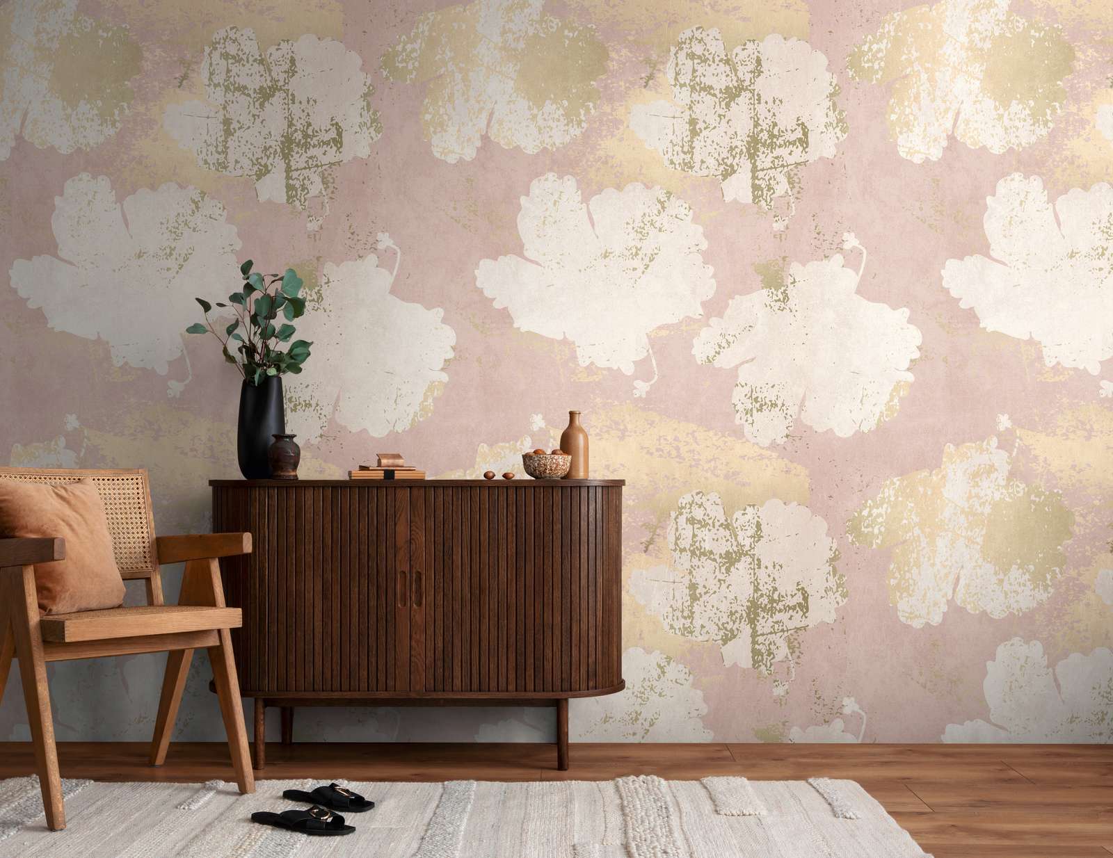             Gebloemd vliesbehang met bladmotieven en gouden accenten en grootschalige patroonherhaling - roze, crème, beige
        