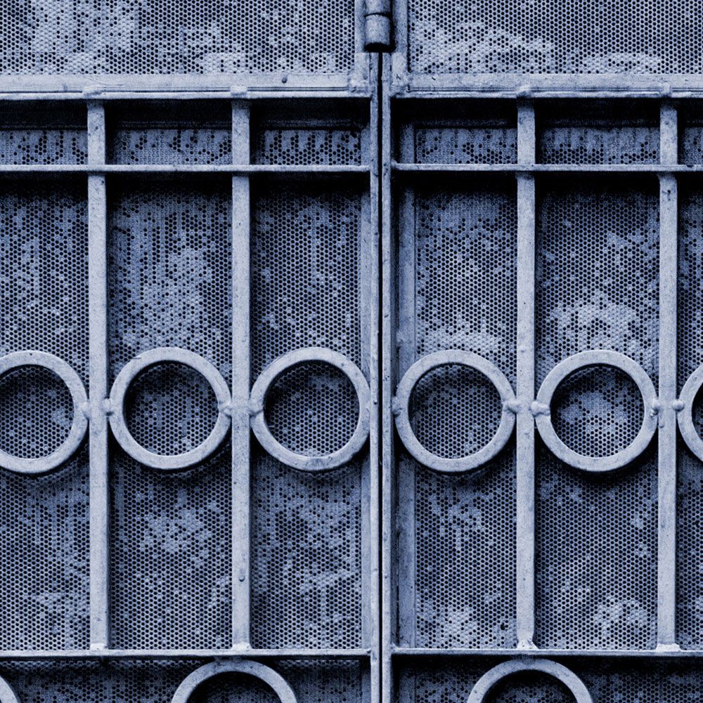             papier peint en papier panoramique »jodhpur« - détail d'une clôture métallique bleue - intissé mat, lisse
        