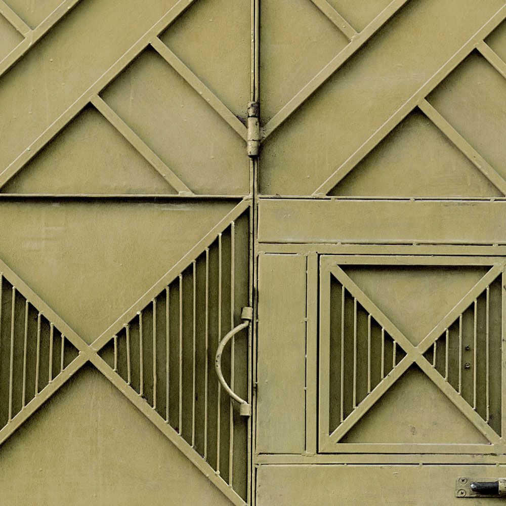             Digital behang »agra« - Close-up van een groen metalen hek met ruitvormige decoraties - Gladde, licht parelmoerachtige vliesstof
        