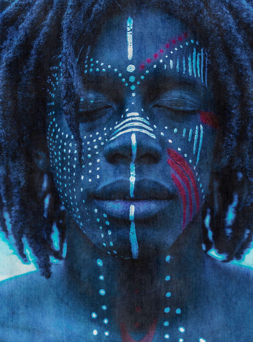             Fotomural »mikala« - Retrato africano azul con estructura de tapiz - Tela no tejida lisa, ligeramente nacarada y brillante
        