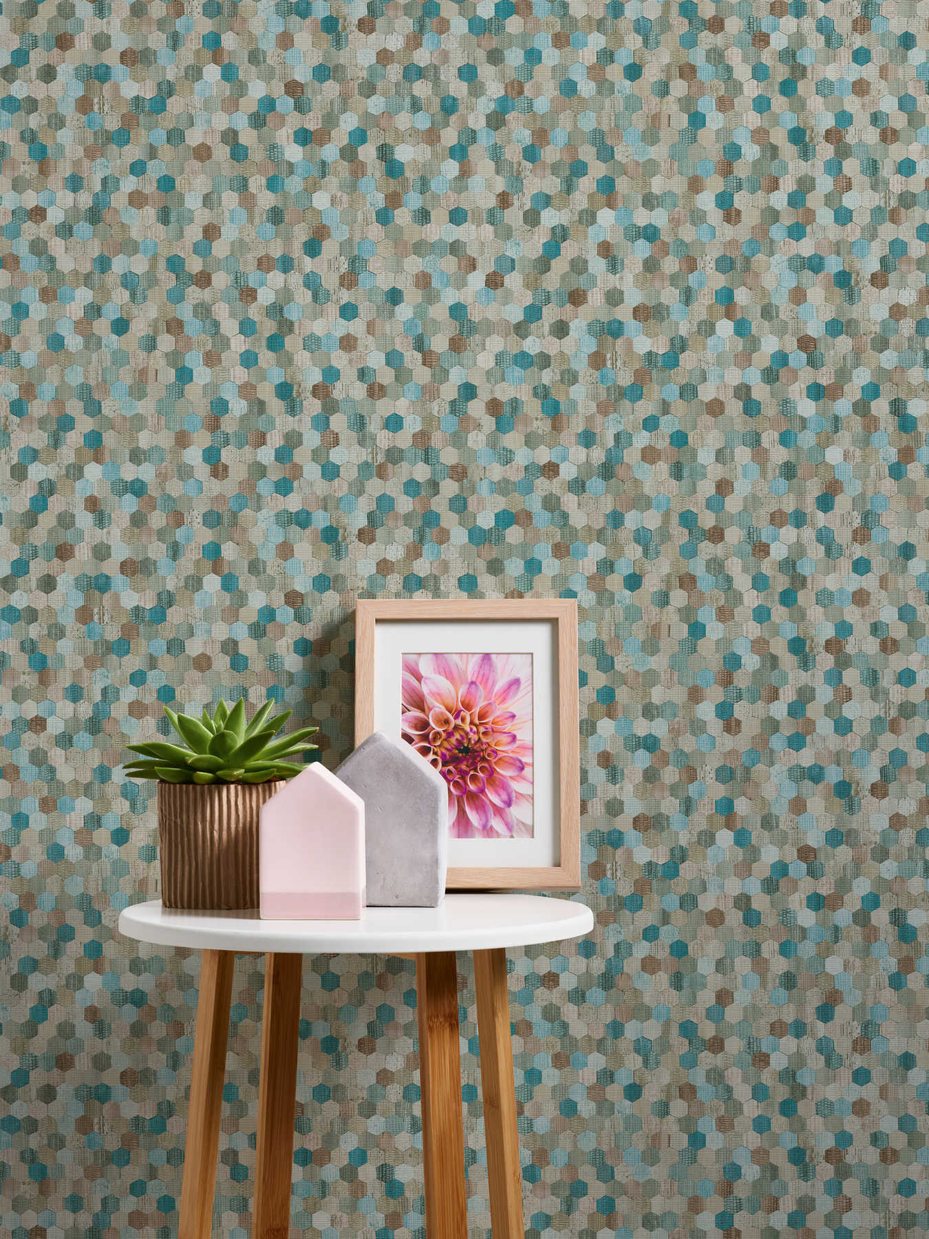             Kleurrijk vliesbehang met geometrisch hexagonaal mozaïek - blauw, beige, groen
        