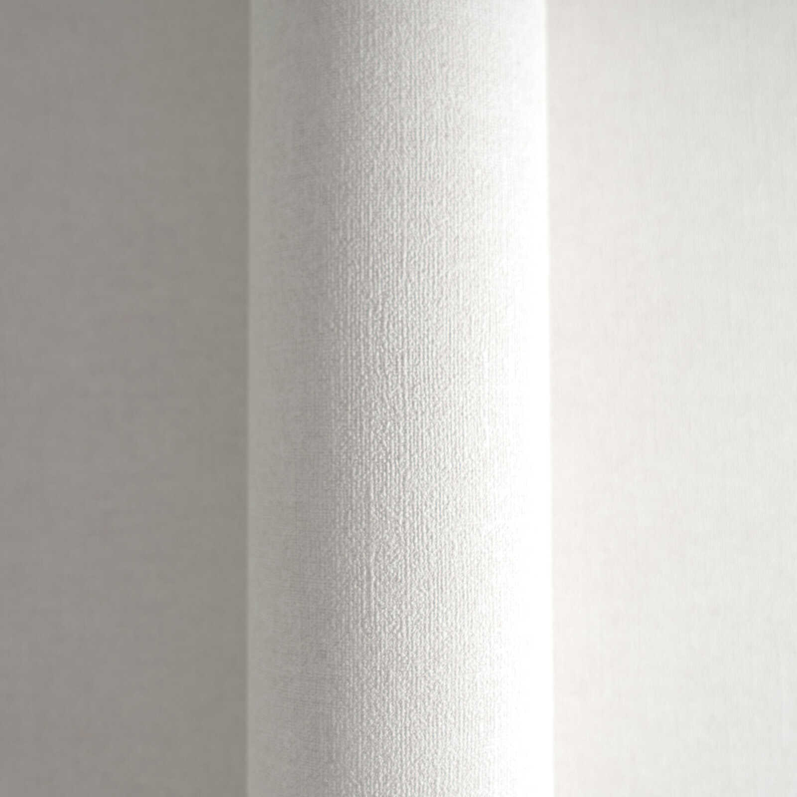             Papier peint uni blanc crème, mat avec motifs structurés
        