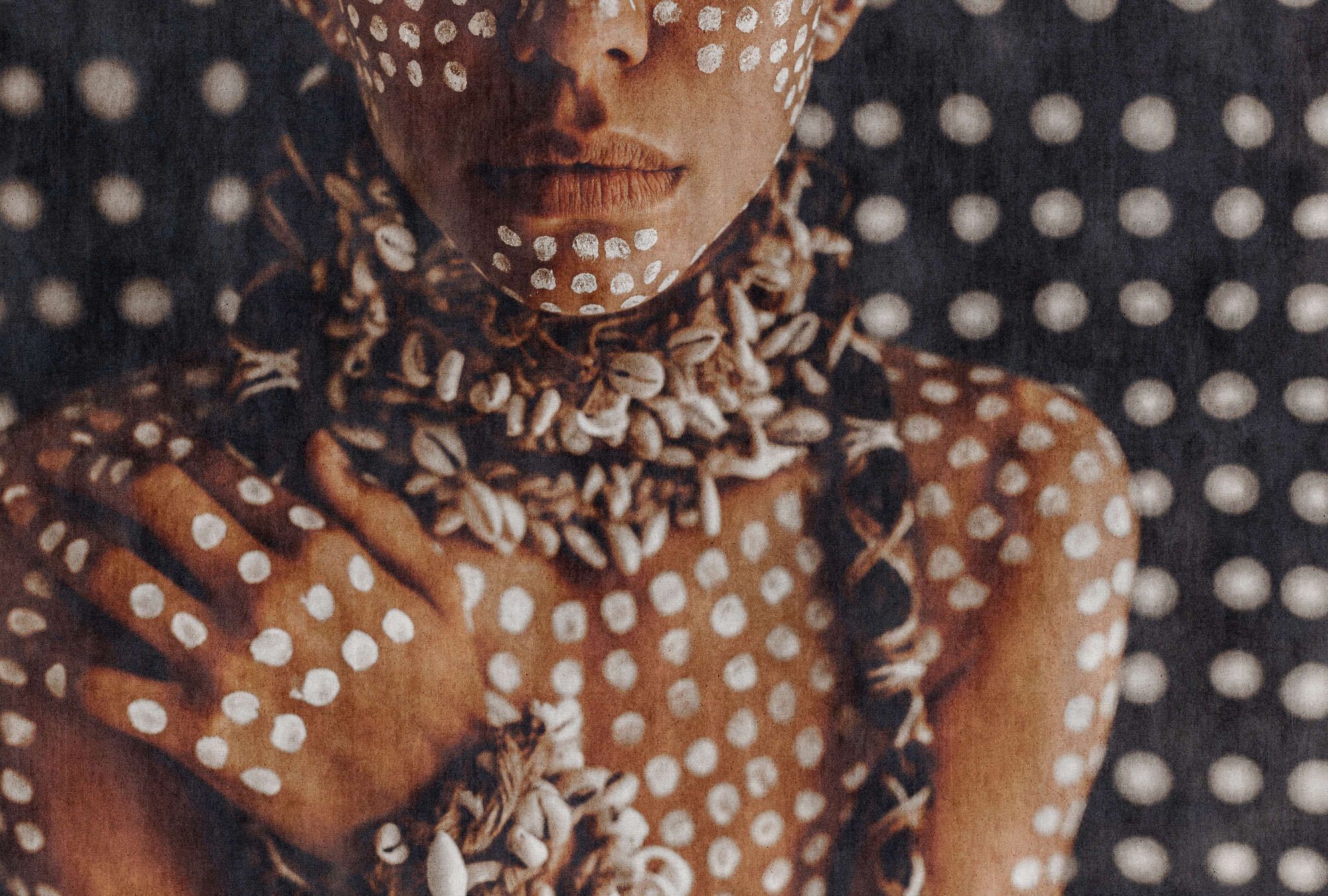            Fotomurali »alani« - donna africana con pittura del corpo, struttura ad arazzo sullo sfondo - tessuto non tessuto opaco e liscio
        