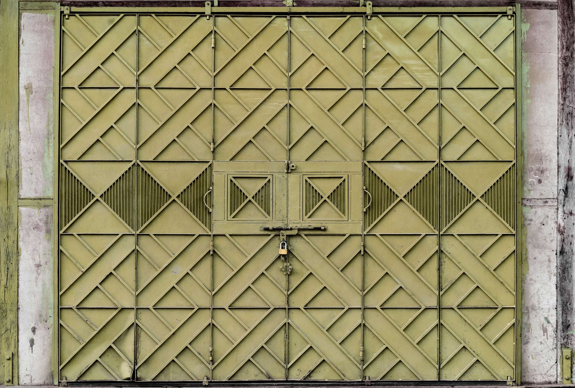             papier peint en papier panoramique »agra« - détail d'une porte métallique verte avec ornements en forme de losange - intissé lisse, légèrement nacré
        