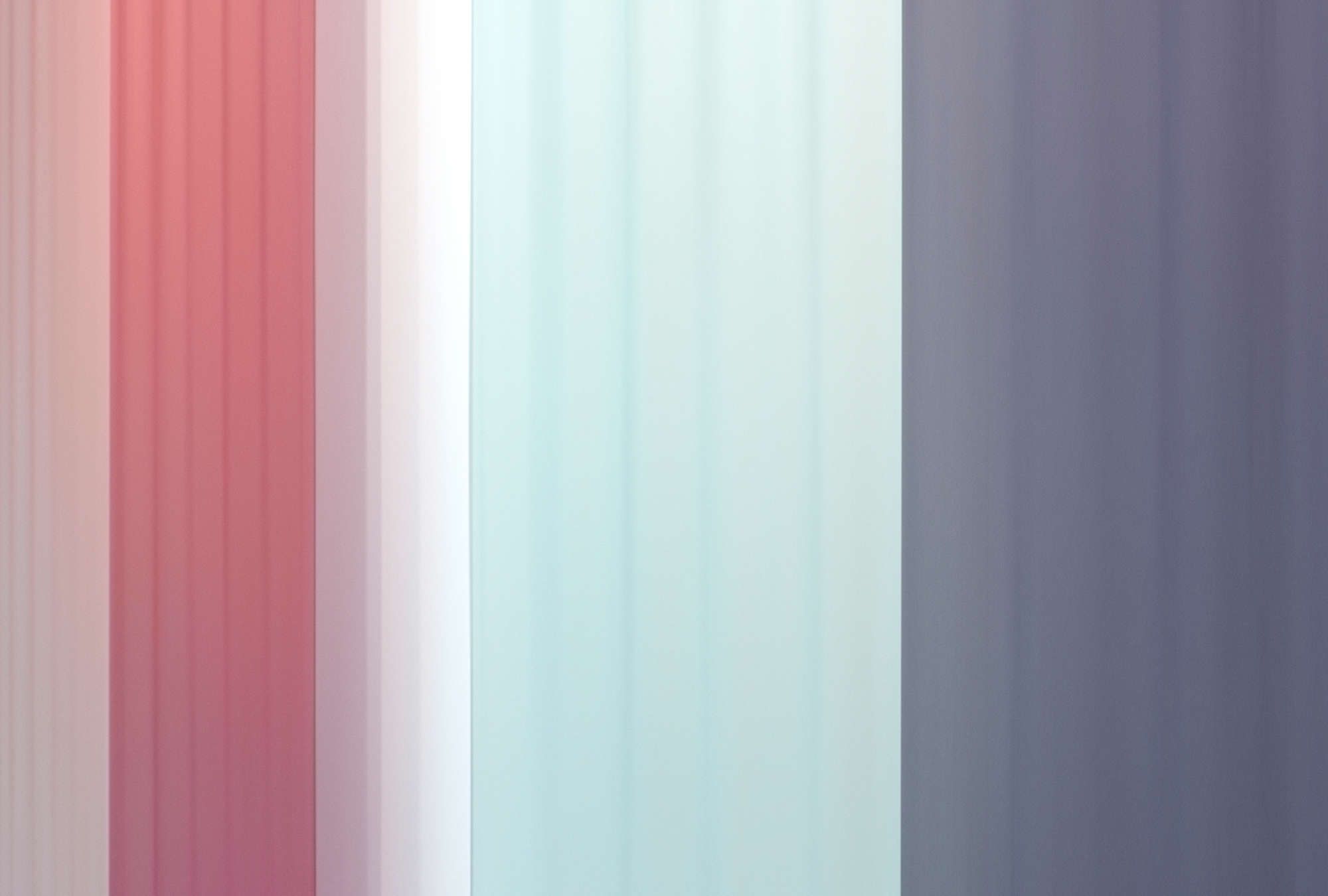             papier peint en papier »co-colores 2« - dégradé de couleurs à rayures - rose, bleu clair bleu foncé | Intissé lisse, légèrement nacré
        