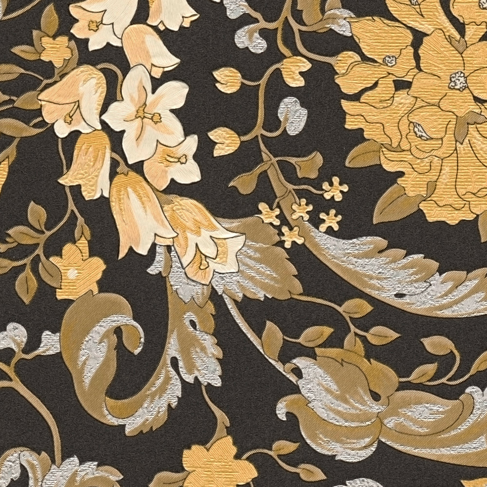             Papel pintado VERSACE negro con adorno floral dorado
        