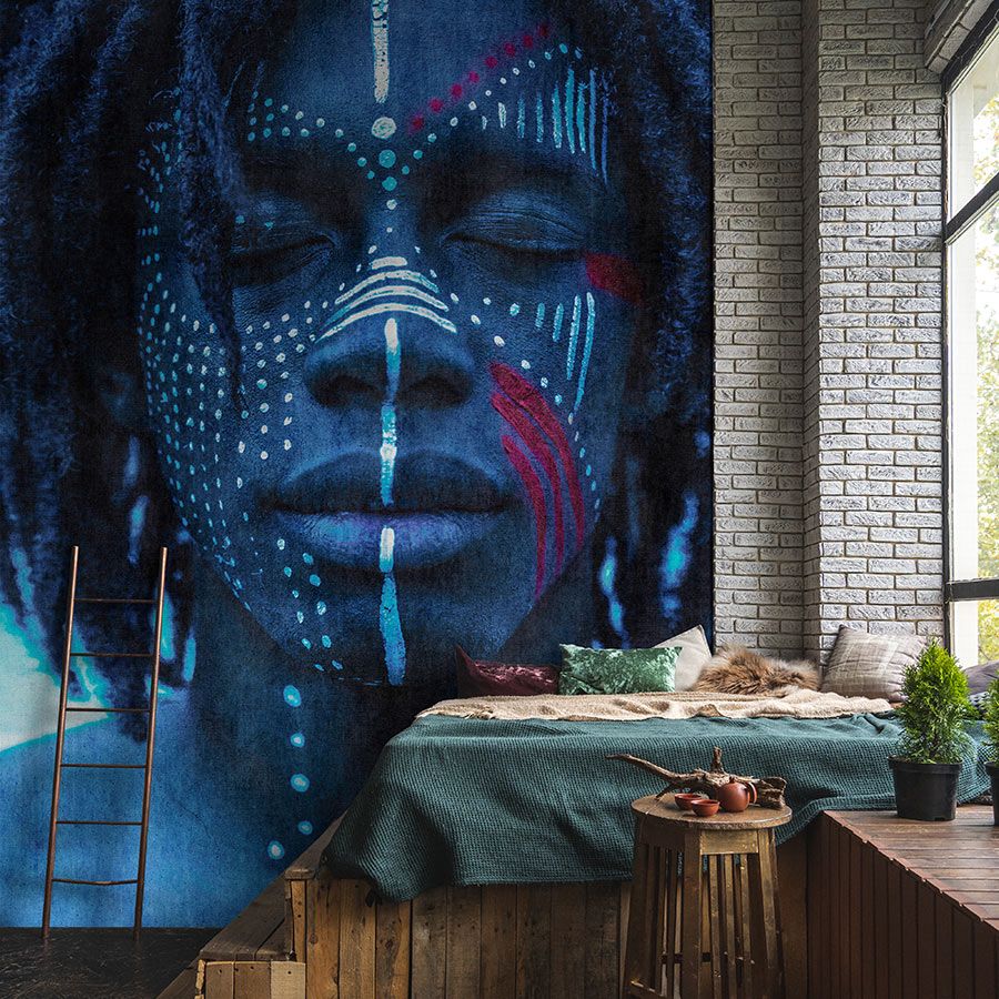 papier peint en papier panoramique »mikala« - Portrait africain bleu avec structure gobelin - intissé lisse, légèrement nacré
