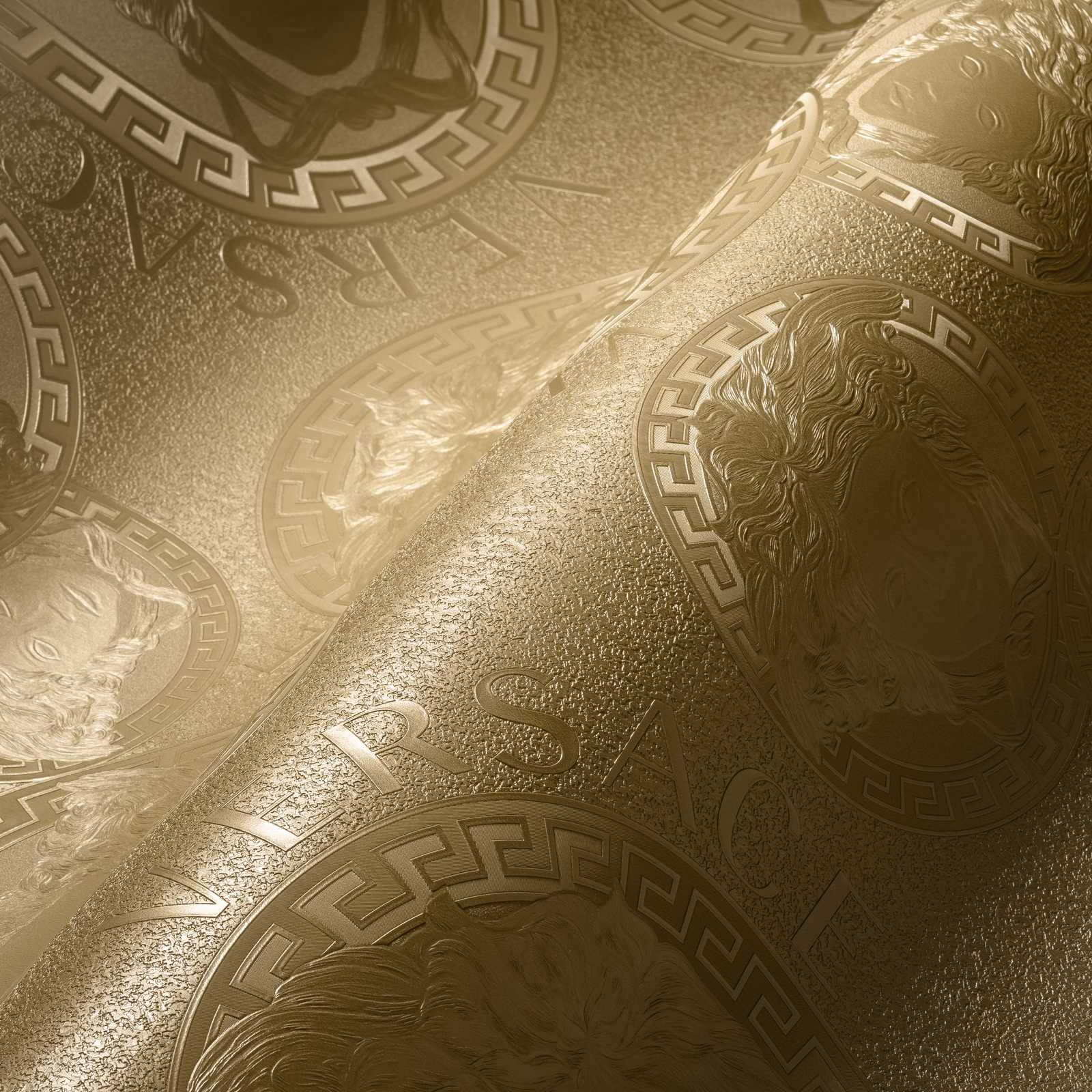             Gouden VERSACE behang met Medusa en metallic glans
        