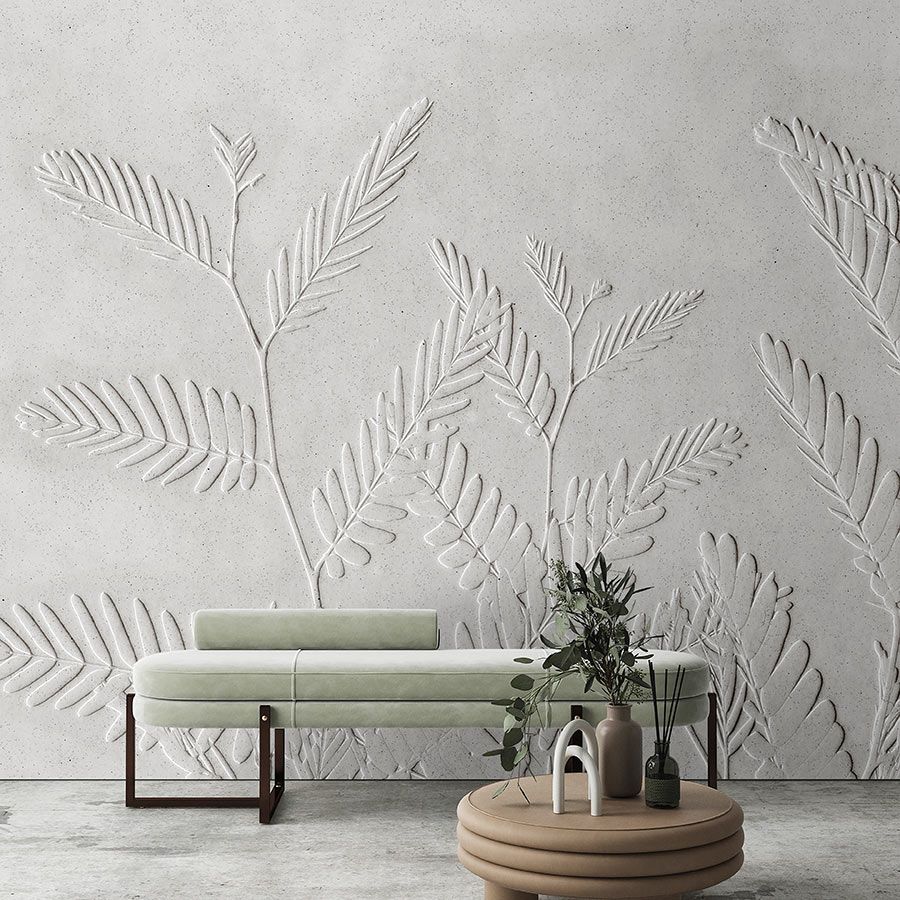 papier peint en papier panoramique »fern« - feuilles de fougères devant une structure d'enduit de béton - clair | Intissé mat et lisse
