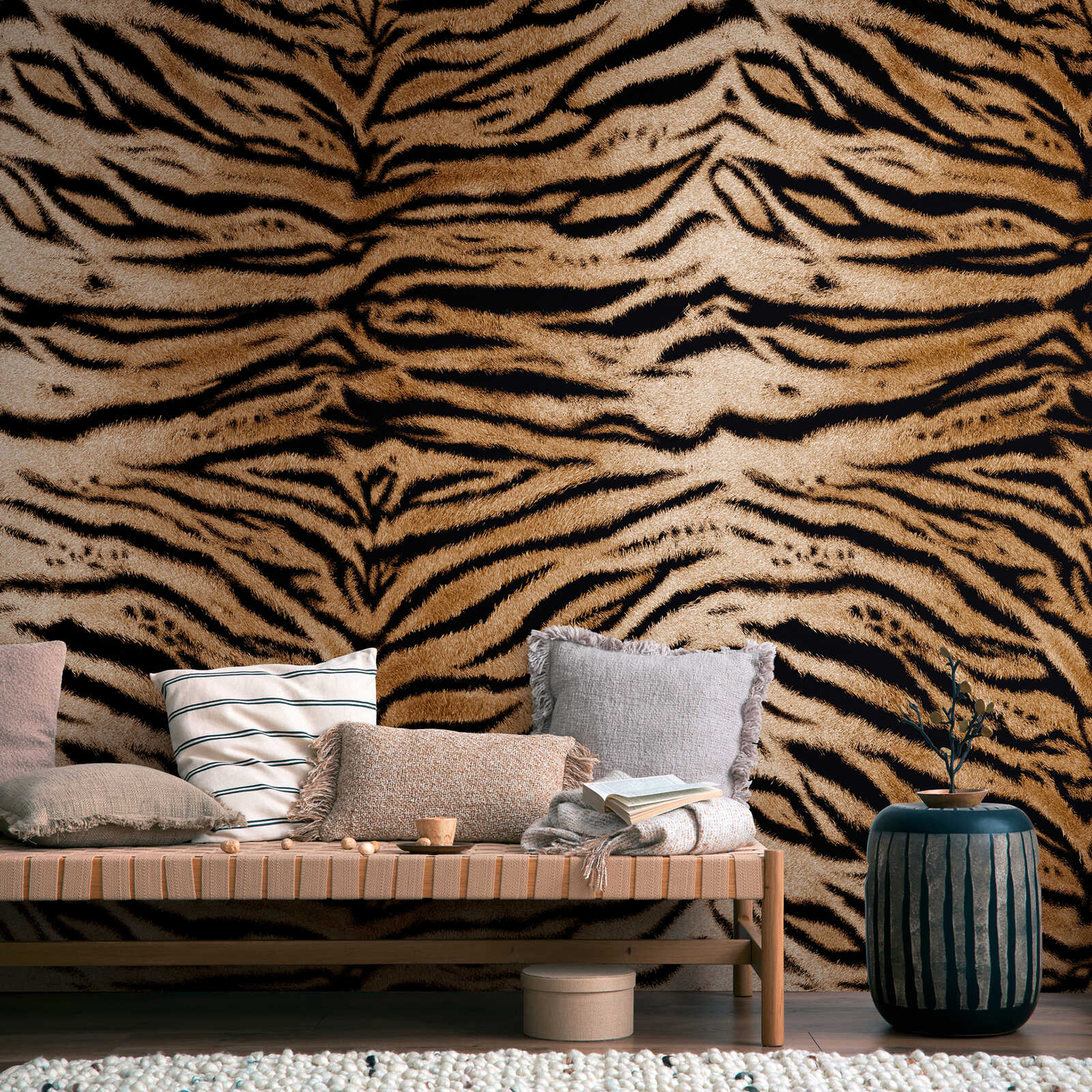 Peau de tigre exotique papier peint intissé avec une répétition de motifs à grande échelle - marron, noir
