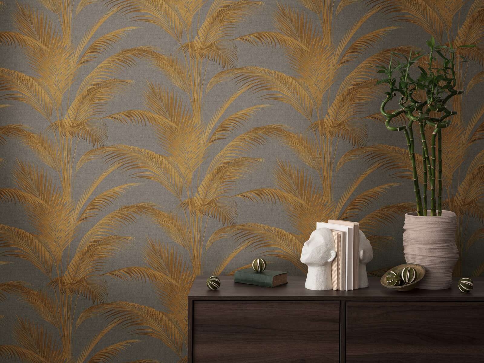             Vliesbehang met palmbladeren en gouden accenten - grijs, goud, metallic
        