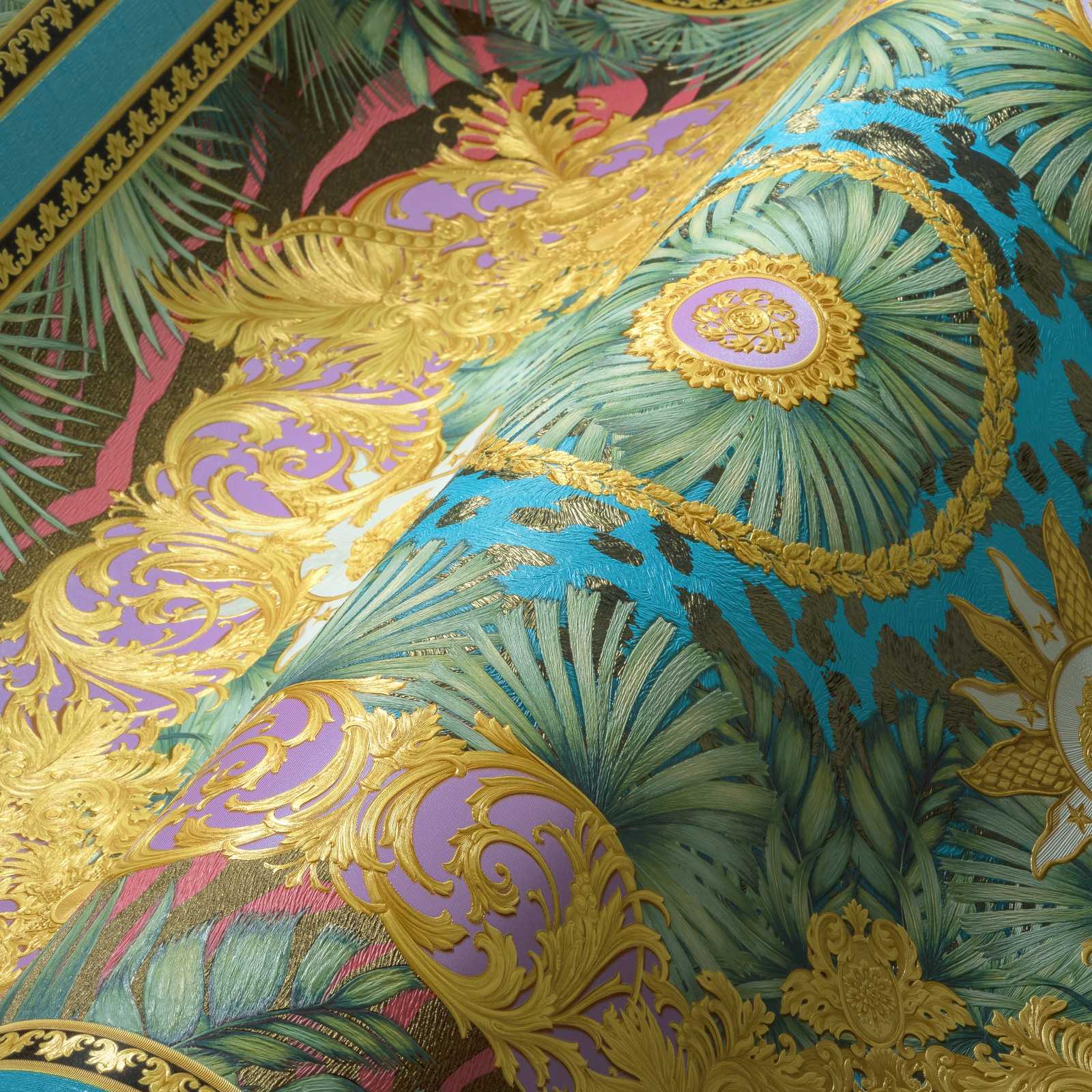             Papel pintado VERSACE de colores con adornos dorados y motivos de la selva
        